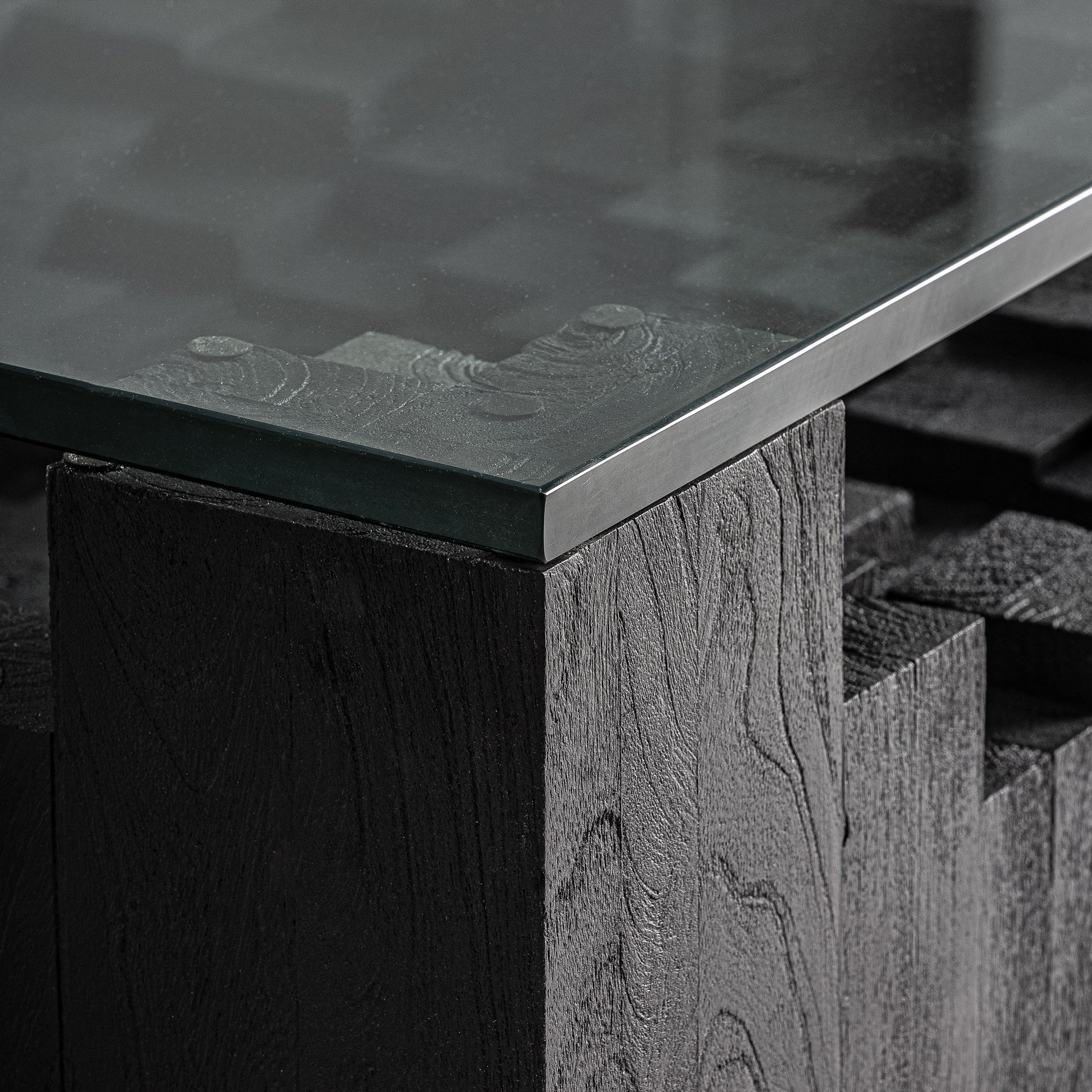 Kaffeetisch PÈTRIA aus schwarzem Mangoholz mit Glasplatte