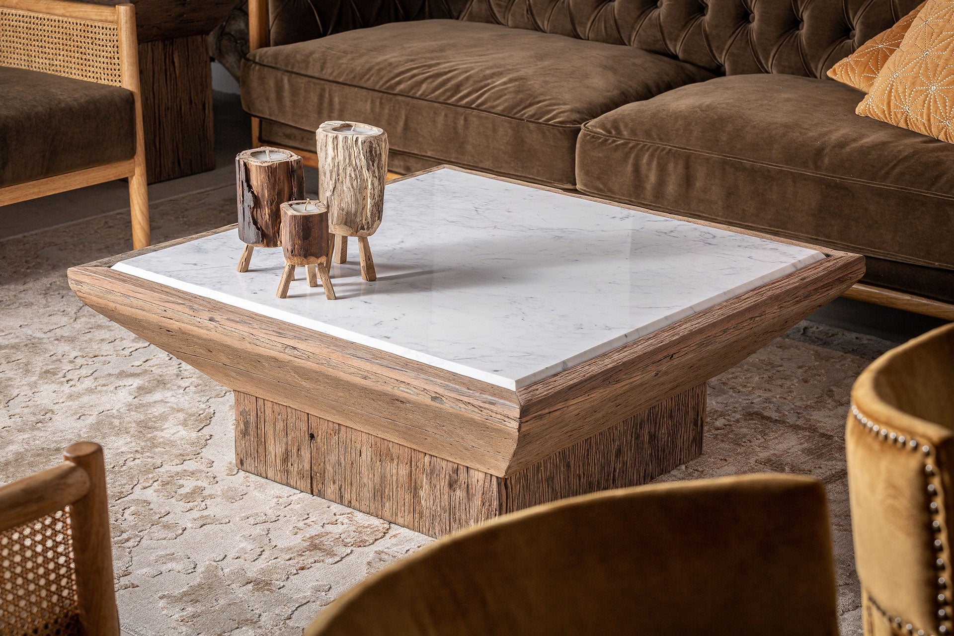 Kaffeetisch SAMSUN aus recyceltem Holz mit Marmorplatte
