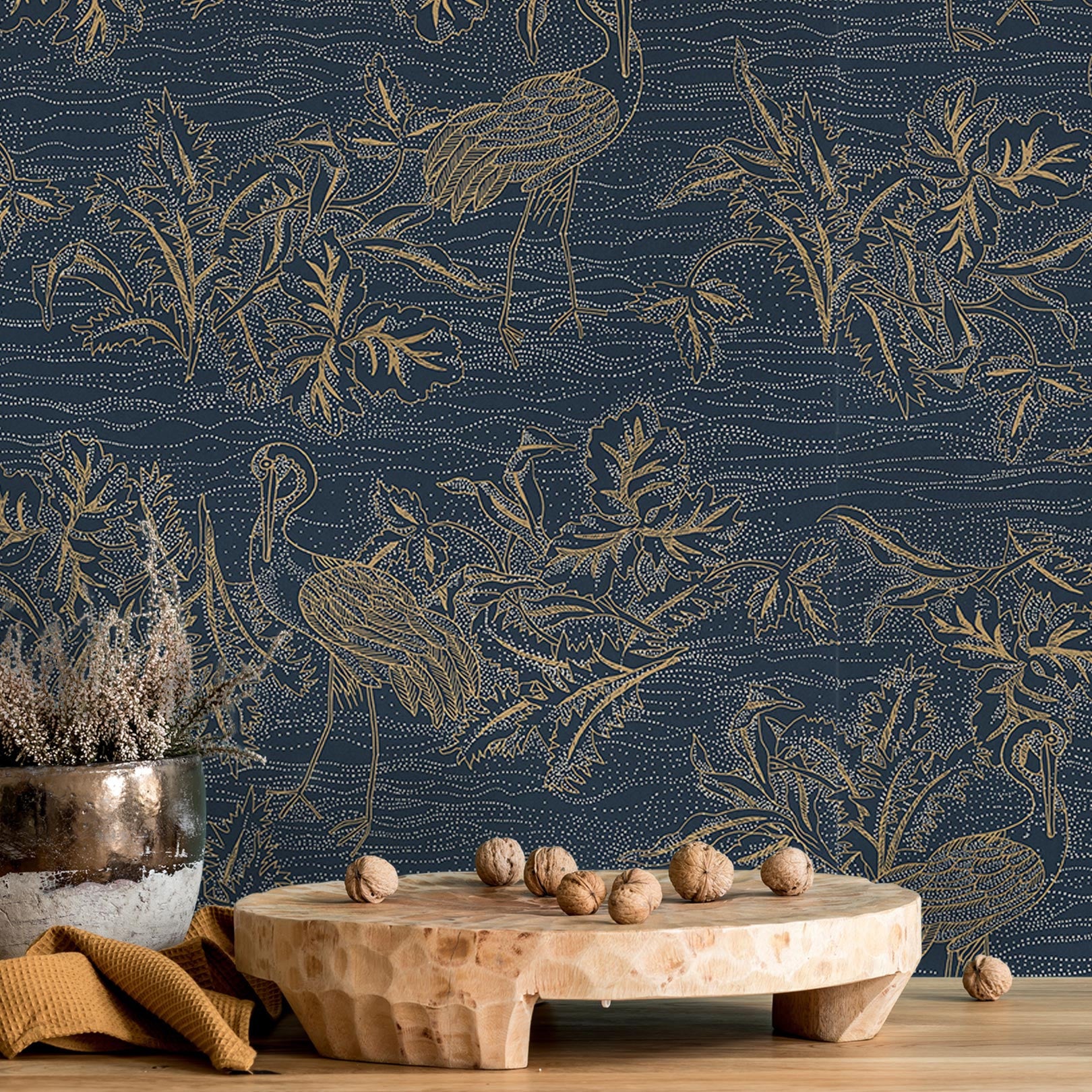Strukturtapete mit pflanzlichem und tierischem Motiv MIRADOR - MARINE DORE marineblau mit Gold