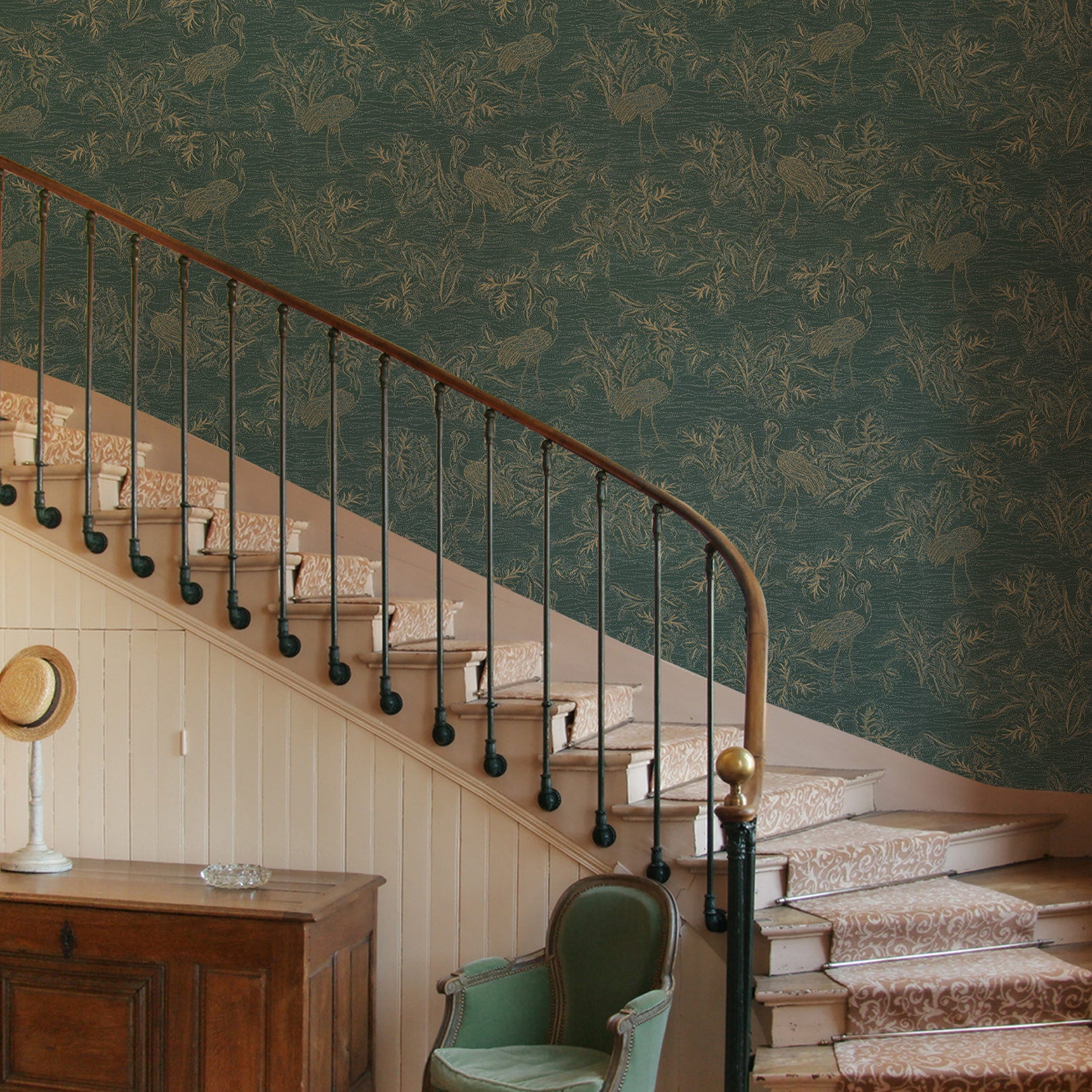 Strukturtapete mit pflanzlichem und tierischem Motiv MIRADOR - CYPRÈS/DORÉ grün mit Gold