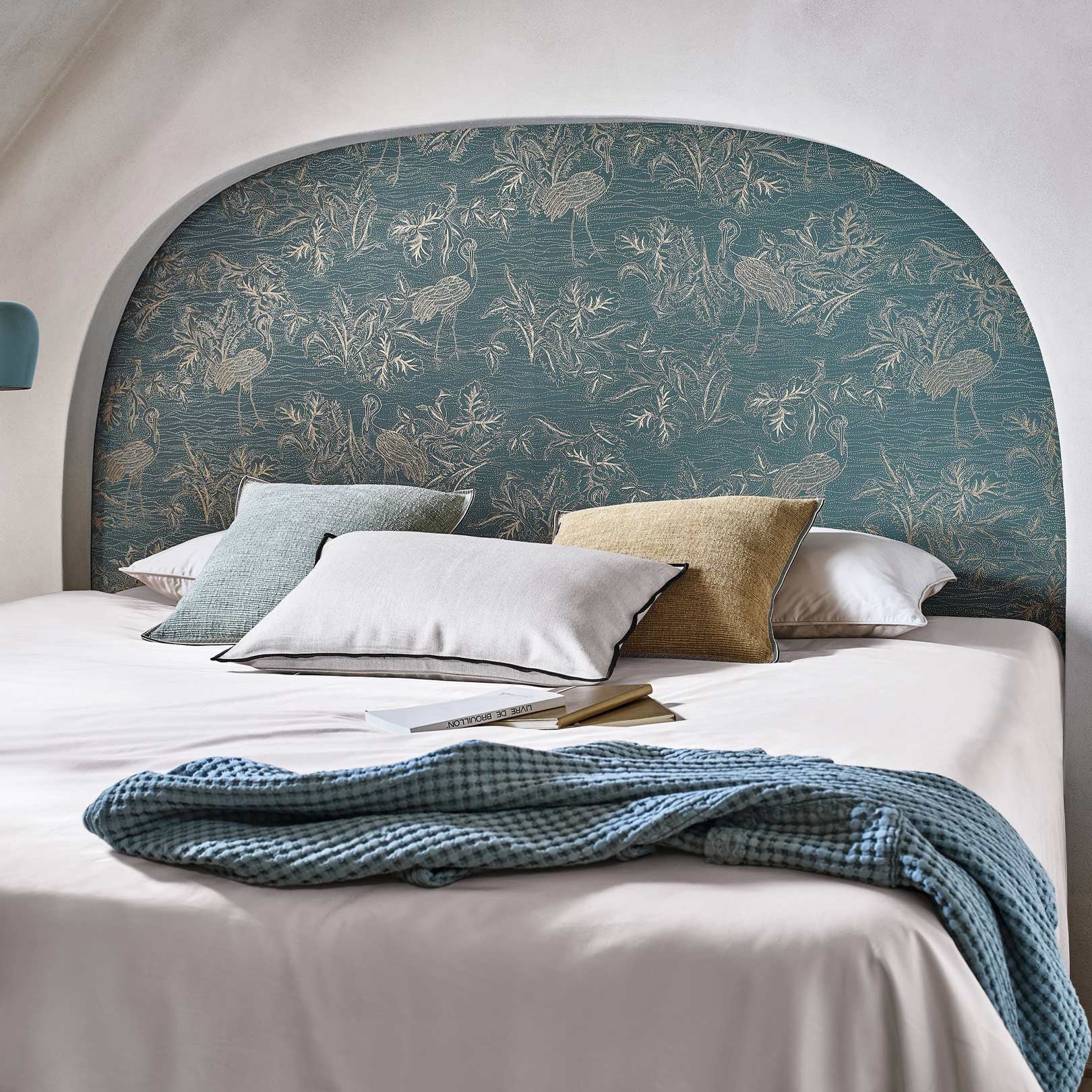 Strukturtapete mit pflanzlichem und tierischem Motiv MIRADOR - BLEU PERSAN/DORÉ himmelblau mit Gold