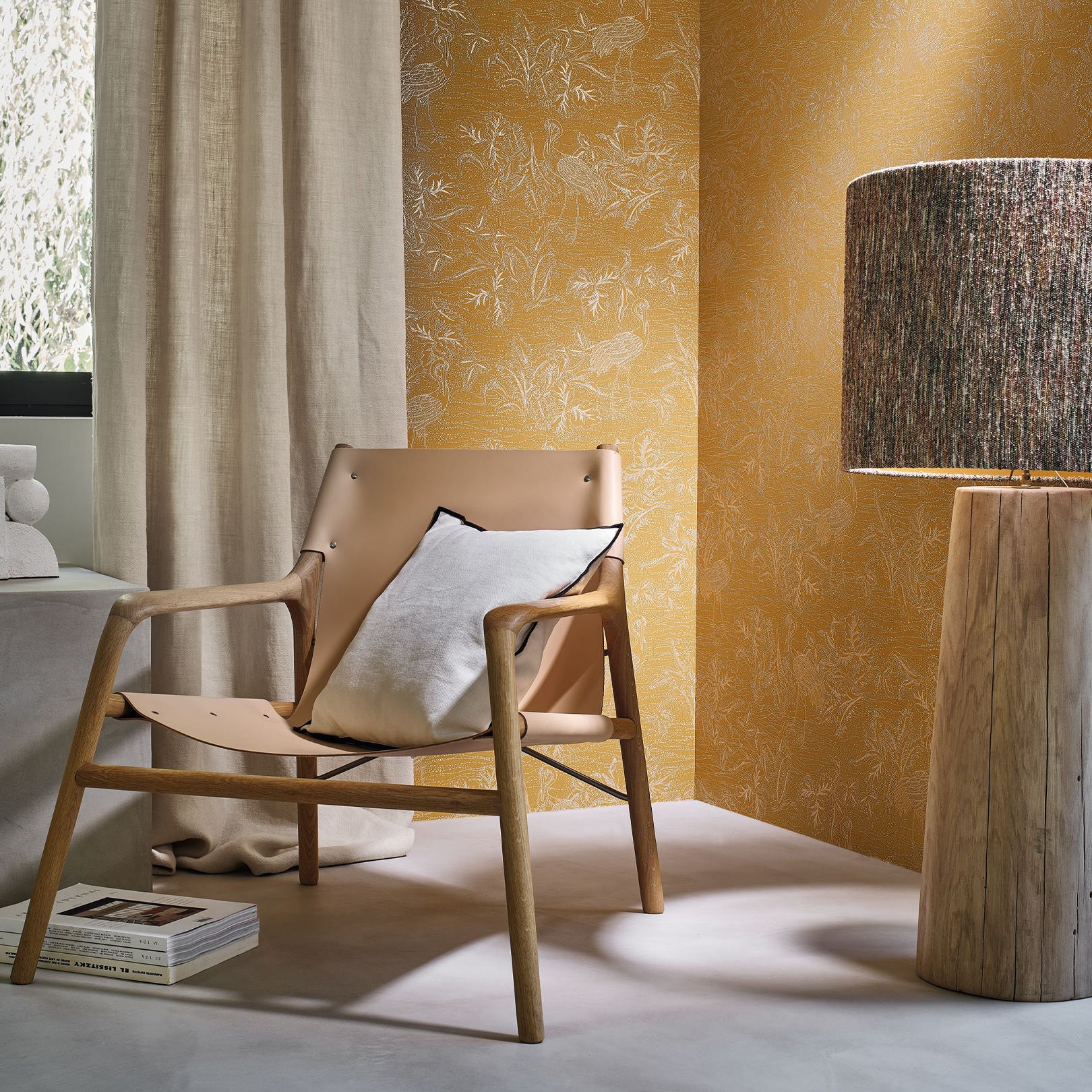 Strukturierte Tapete mit pflanzlichem und tierischem Motiv MIRADOR - OCRE gelb