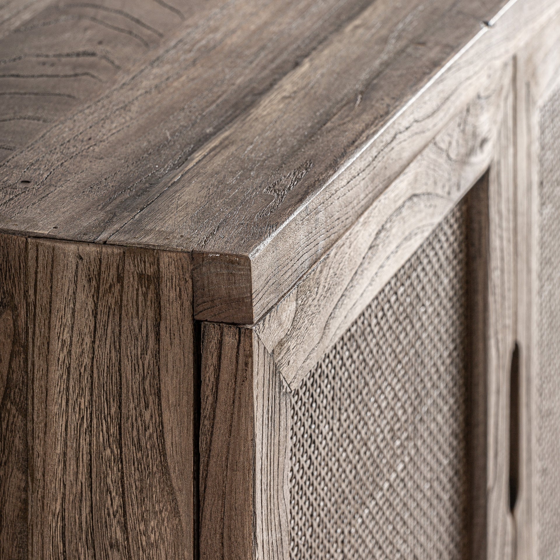 RTV-Sideboard BYREMO aus Ulmenholz