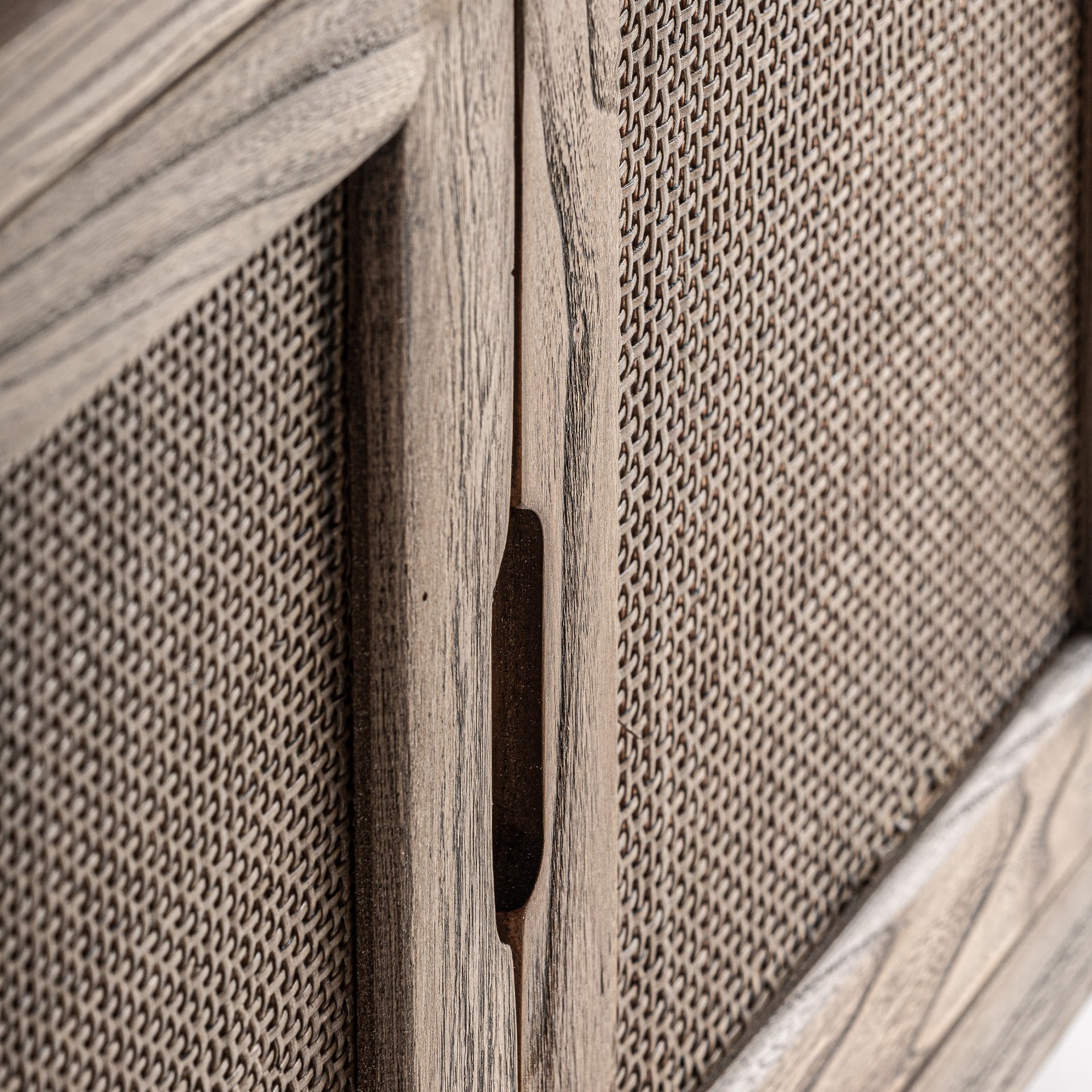 RTV-Sideboard BYREMO aus Ulmenholz