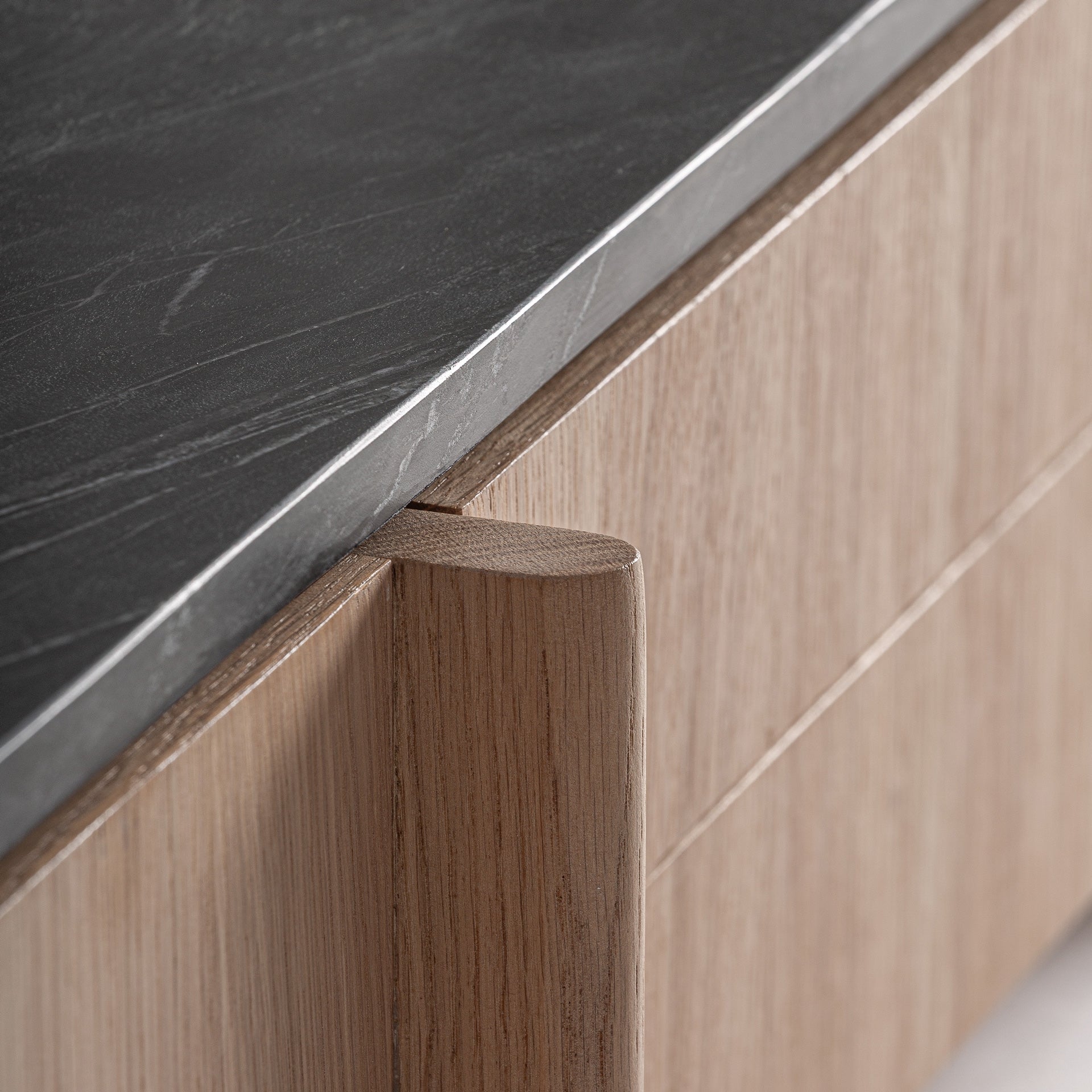 RTV-Sideboard NARA aus Eichenholz mit Marmorplatte