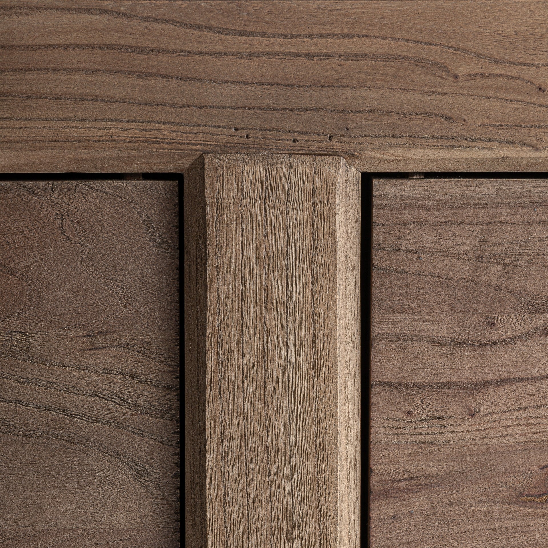 RTV-Sideboard UNTZA aus recyceltem Kiefernholz