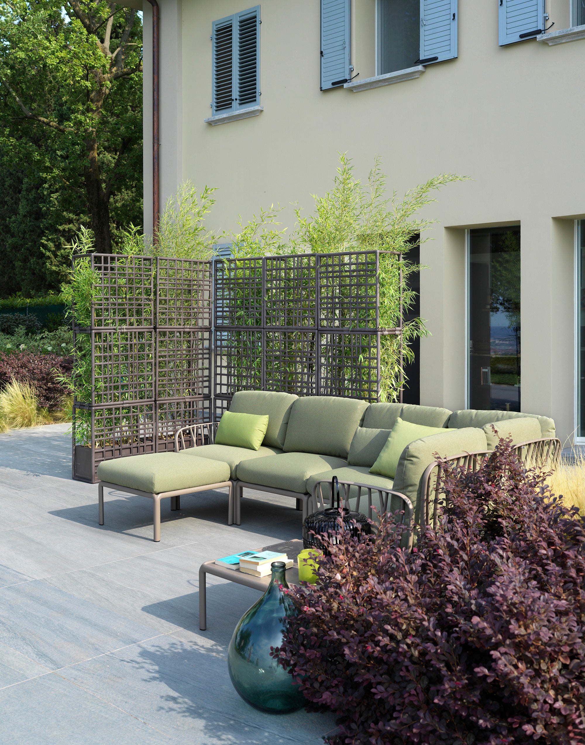 Modularer Außen-Ecksofa KOMODO 5 beige Sunbrella® mit grüner Agave-Basis