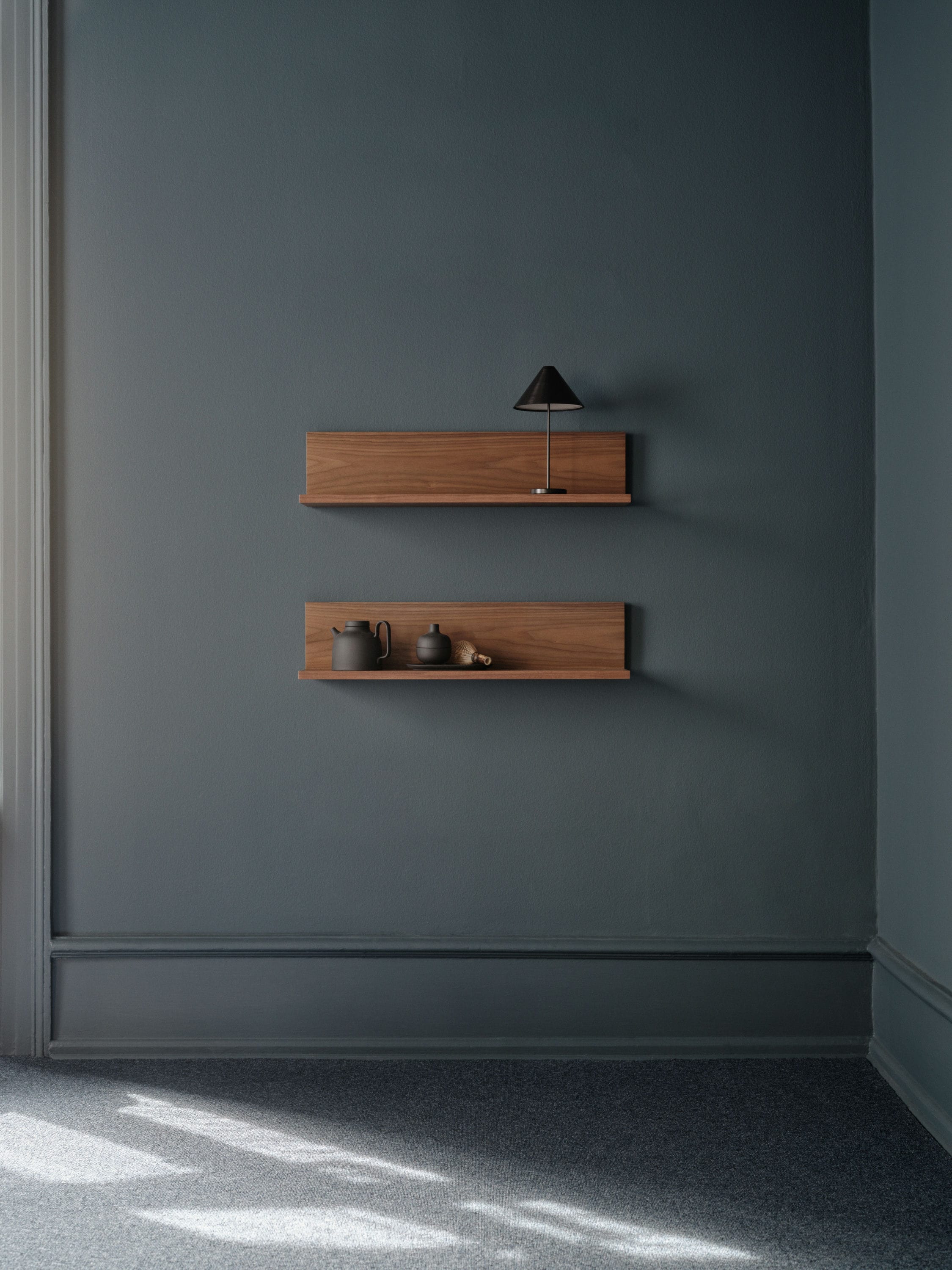 Tana -Nuss -Furnierwandschelf