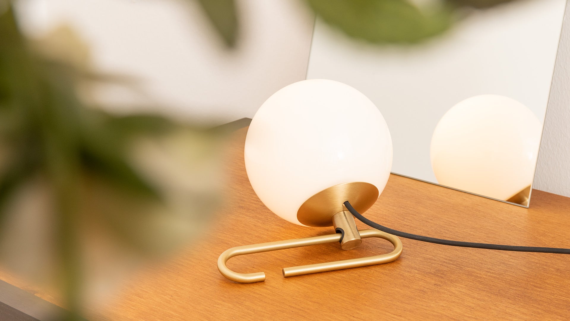 Tischlampe NH1217 aus Messing mit weißem Glas