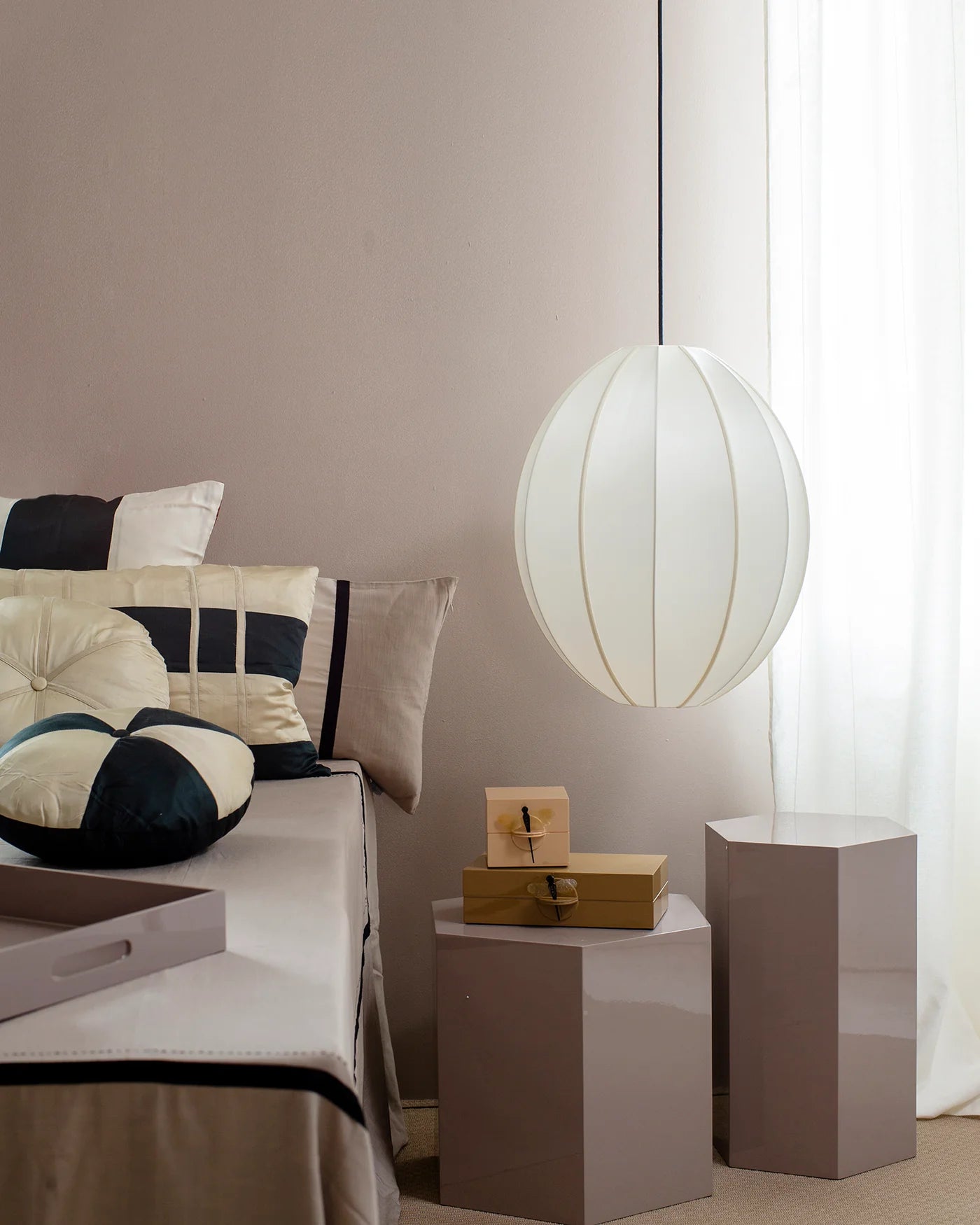 Oval lampshade broken white [Amelia - ean to be completed]