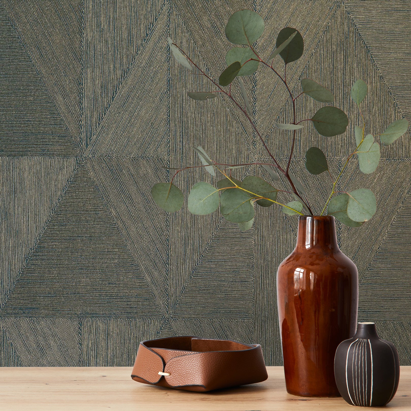 Metallic Wallpaper with Geometric Pattern PARANGON - EMERALD/GOLD emerald with gold