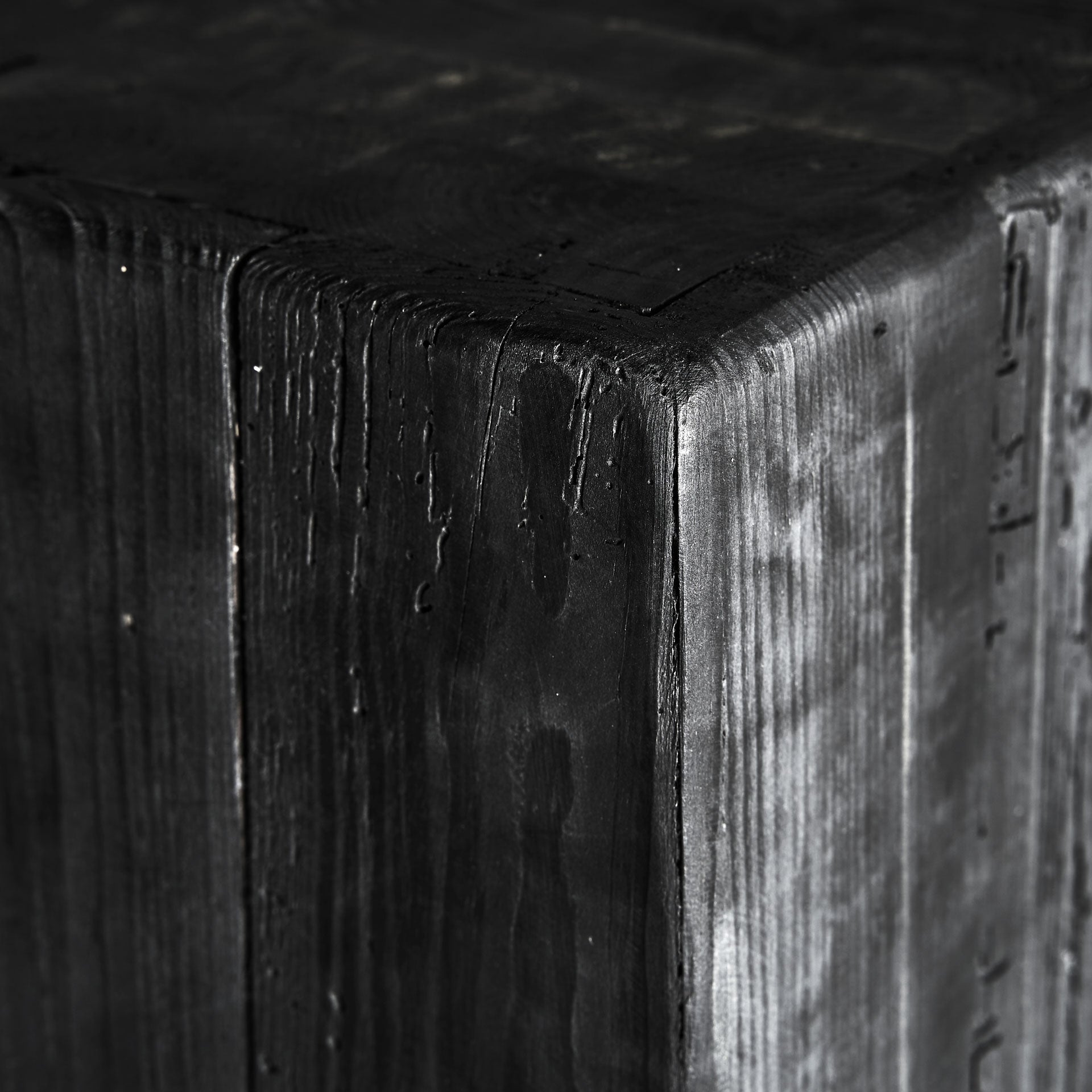 Kolumna VIEVY schwarzes recyceltes Kiefernholz