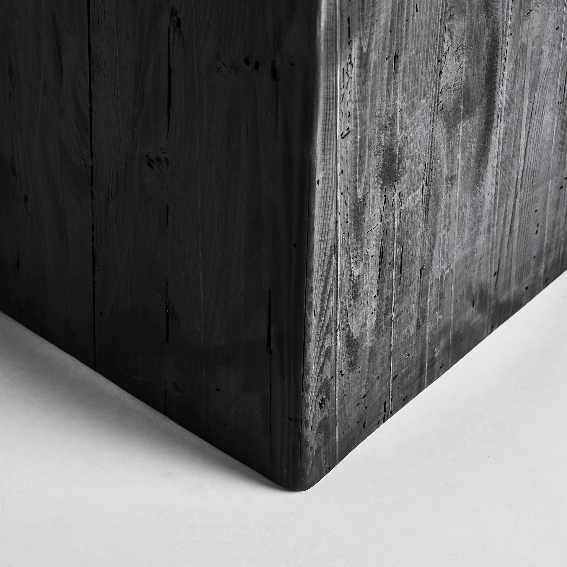 Kolumna VIEVY schwarzes recyceltes Kiefernholz