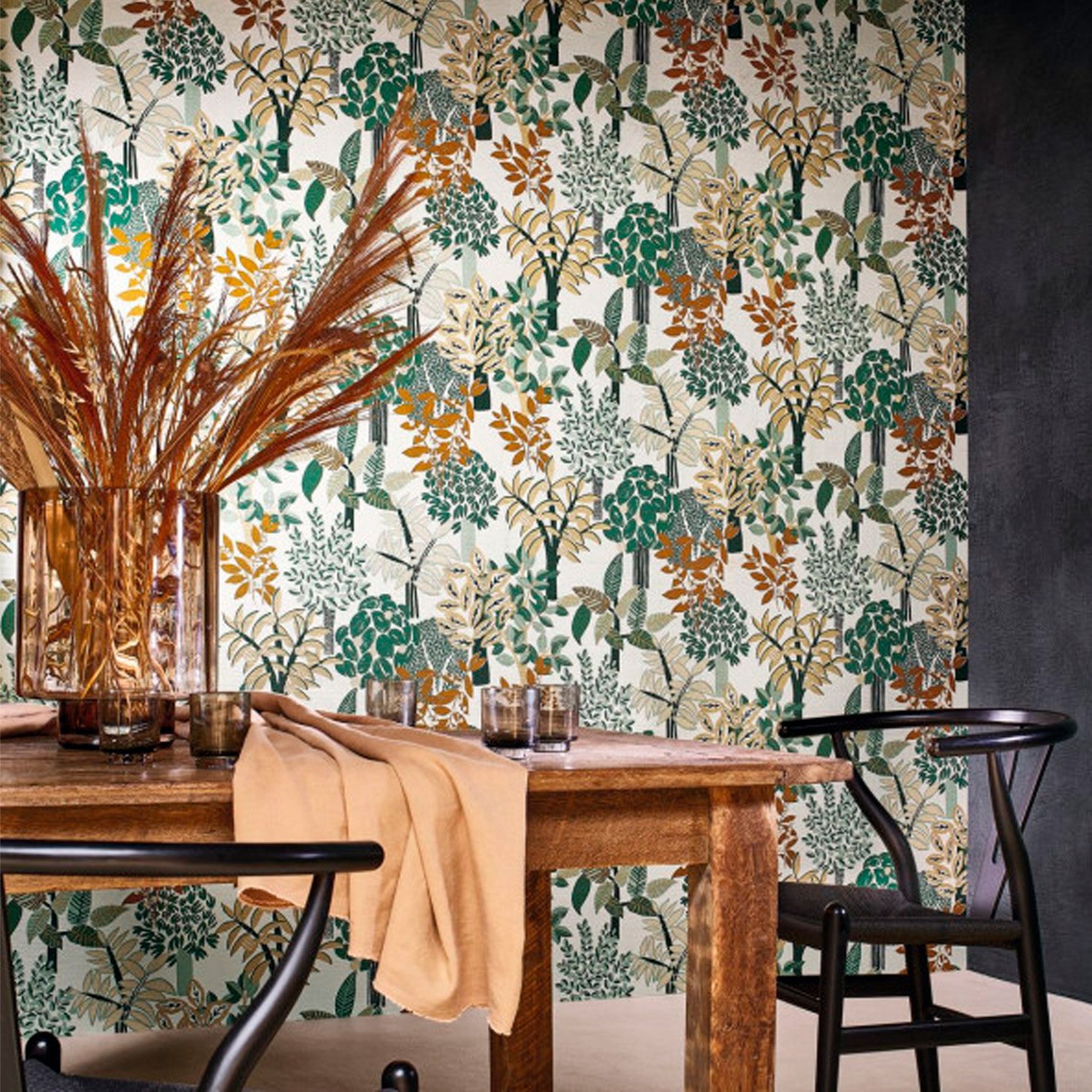Structural wallpaper with a botanical motif PERADENIYA - WHITE/EMERALD white with emerald