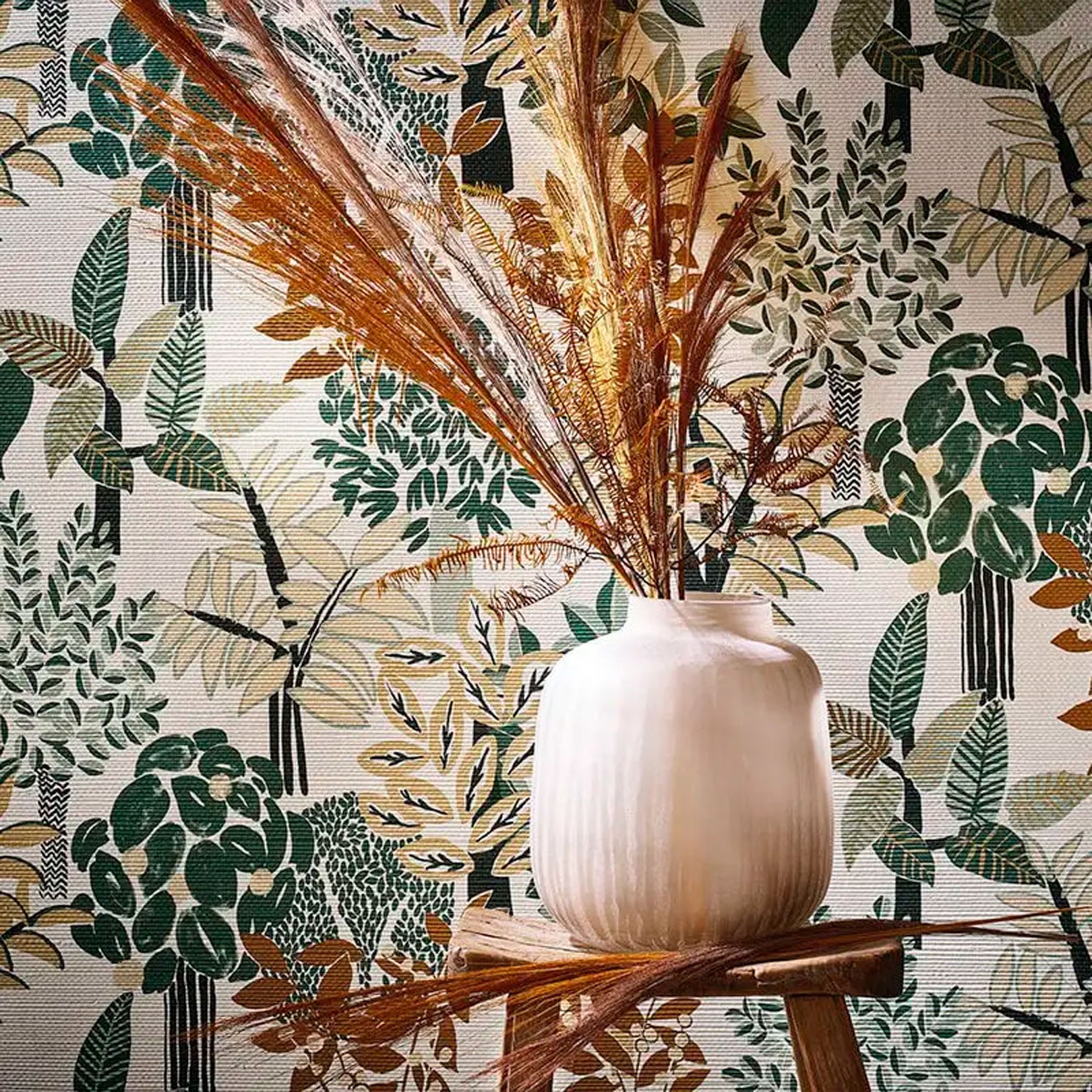 Structural wallpaper with a botanical motif PERADENIYA - WHITE/EMERALD white with emerald