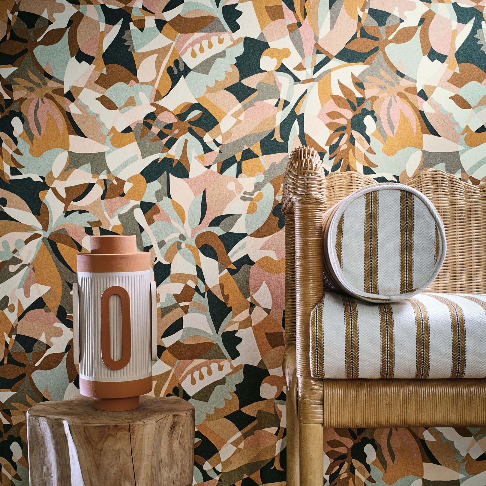 Tapete mit abstraktem Muster im Pflanzenmotiv PLONGEON - CÉLADON/AMBRE mintgrün mit Gold
