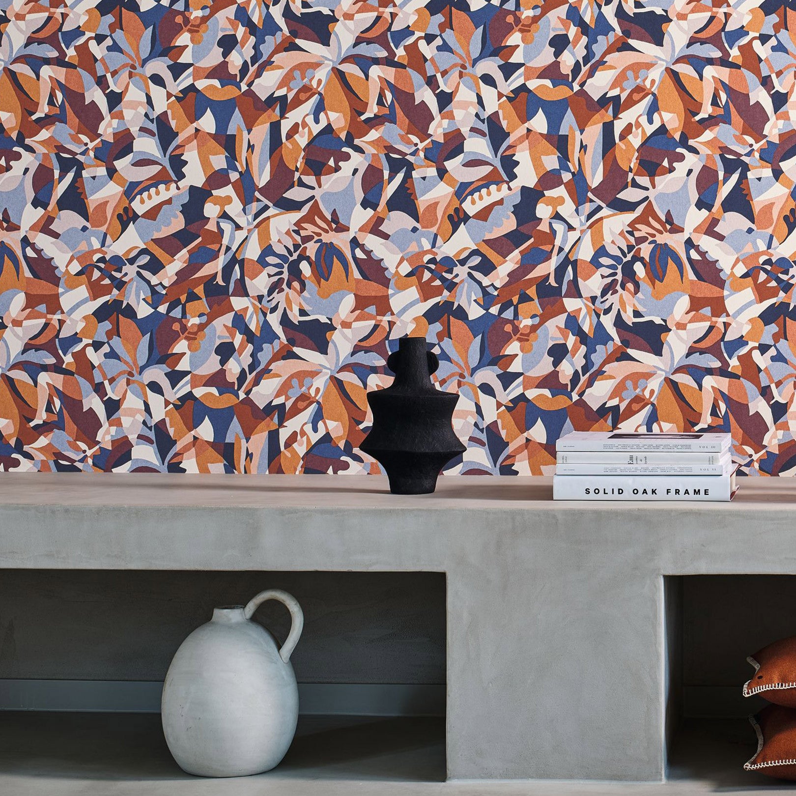 Tapete mit abstraktem Muster im Pflanzenmotiv PLONGEON - MARINE/TERRACOTTA navy mit Terrakotta