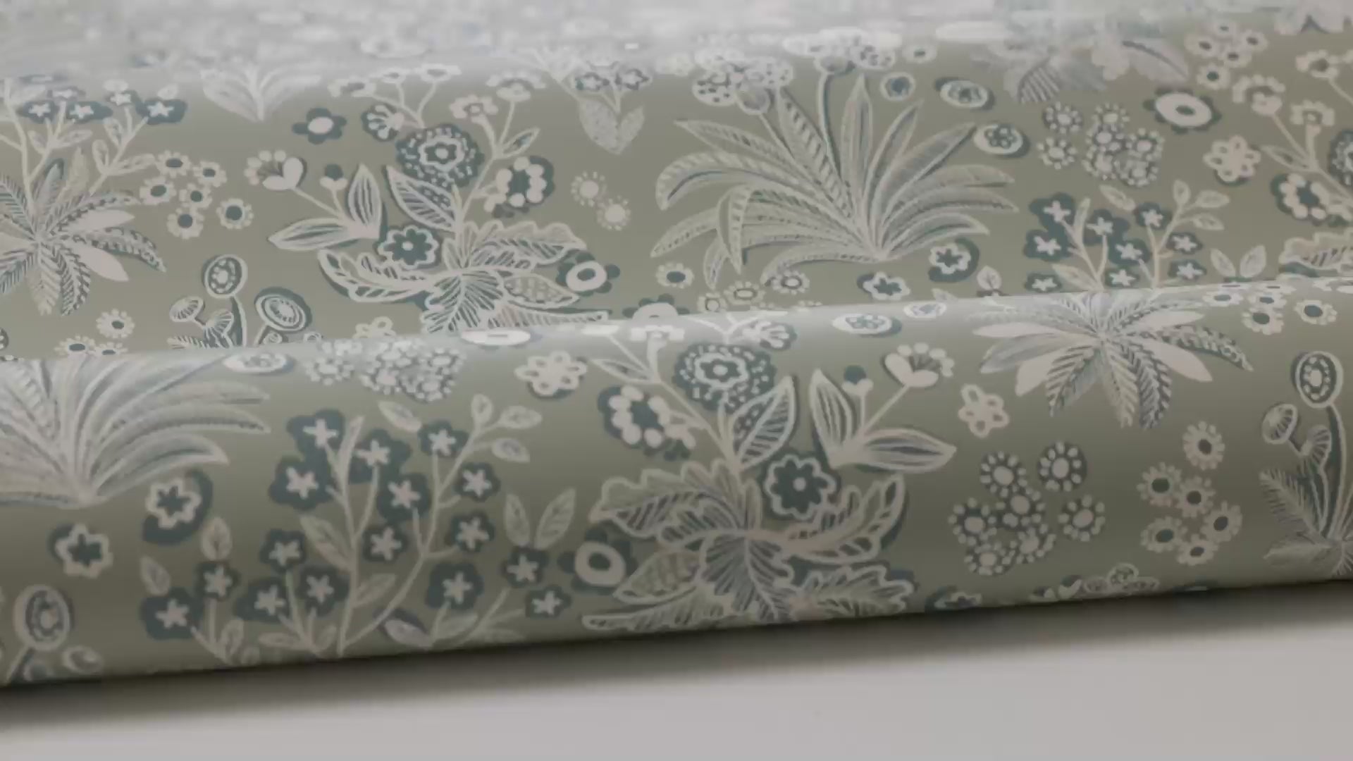 Tapete mit pflanzlichem Blumenmotiv TUVA khaki mit cremefarbenem Hintergrund