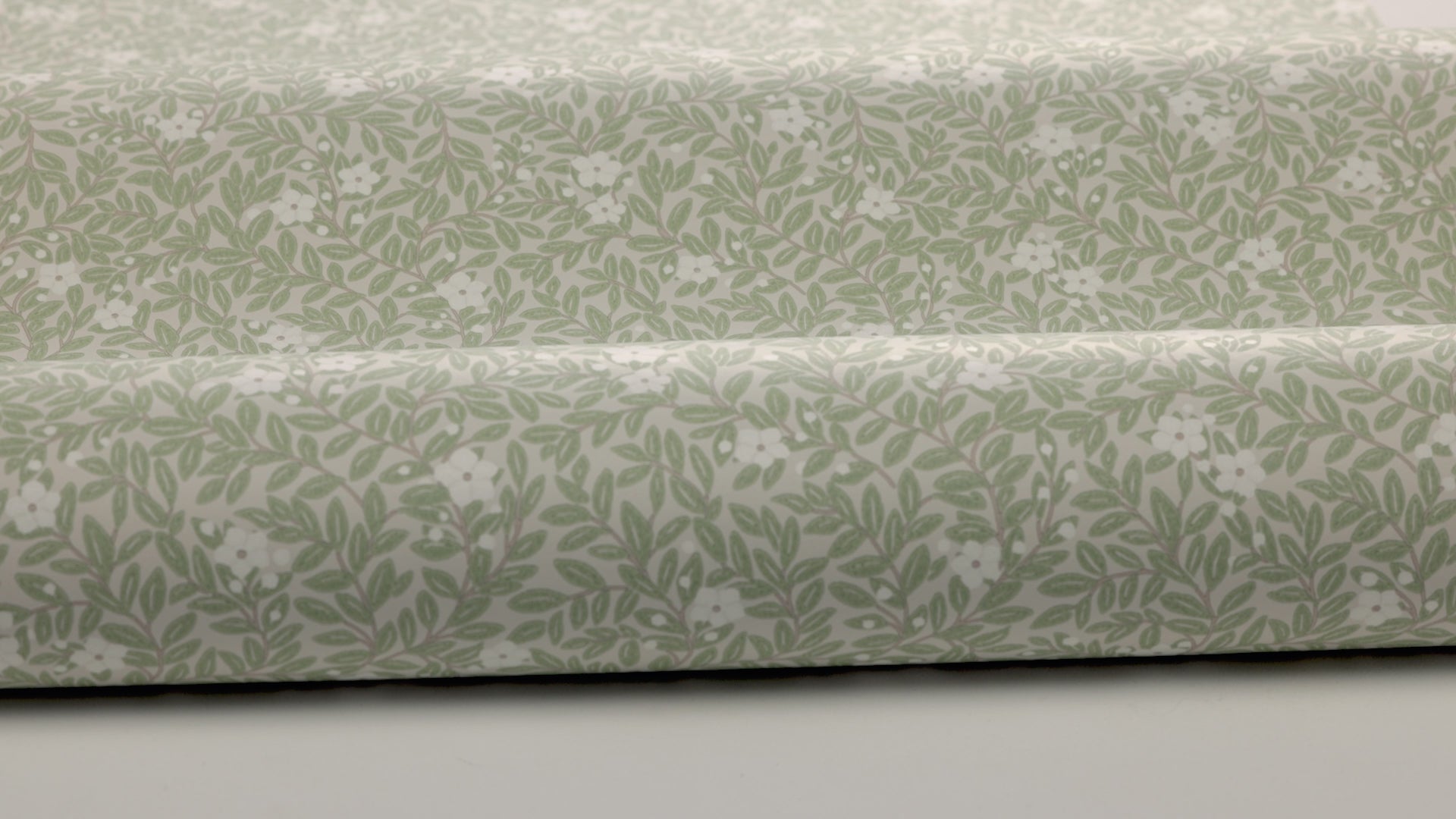 Wallpaper with a floral and leaf pattern MYRTEN light green with white