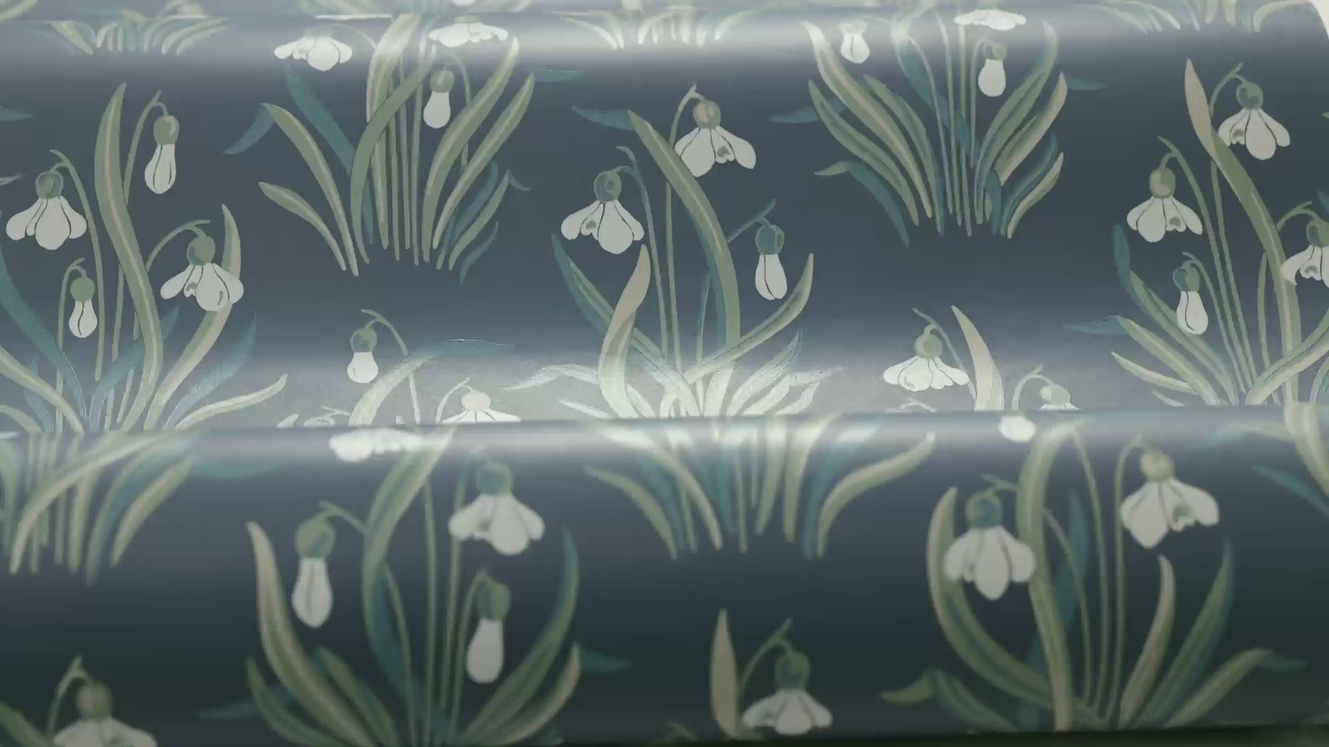 Tapete mit pflanzlichem Blumenmotiv SNODROPPE blau mit grün