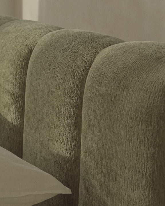 Bett mit Bettkasten LUPINE schwarzes Boucle