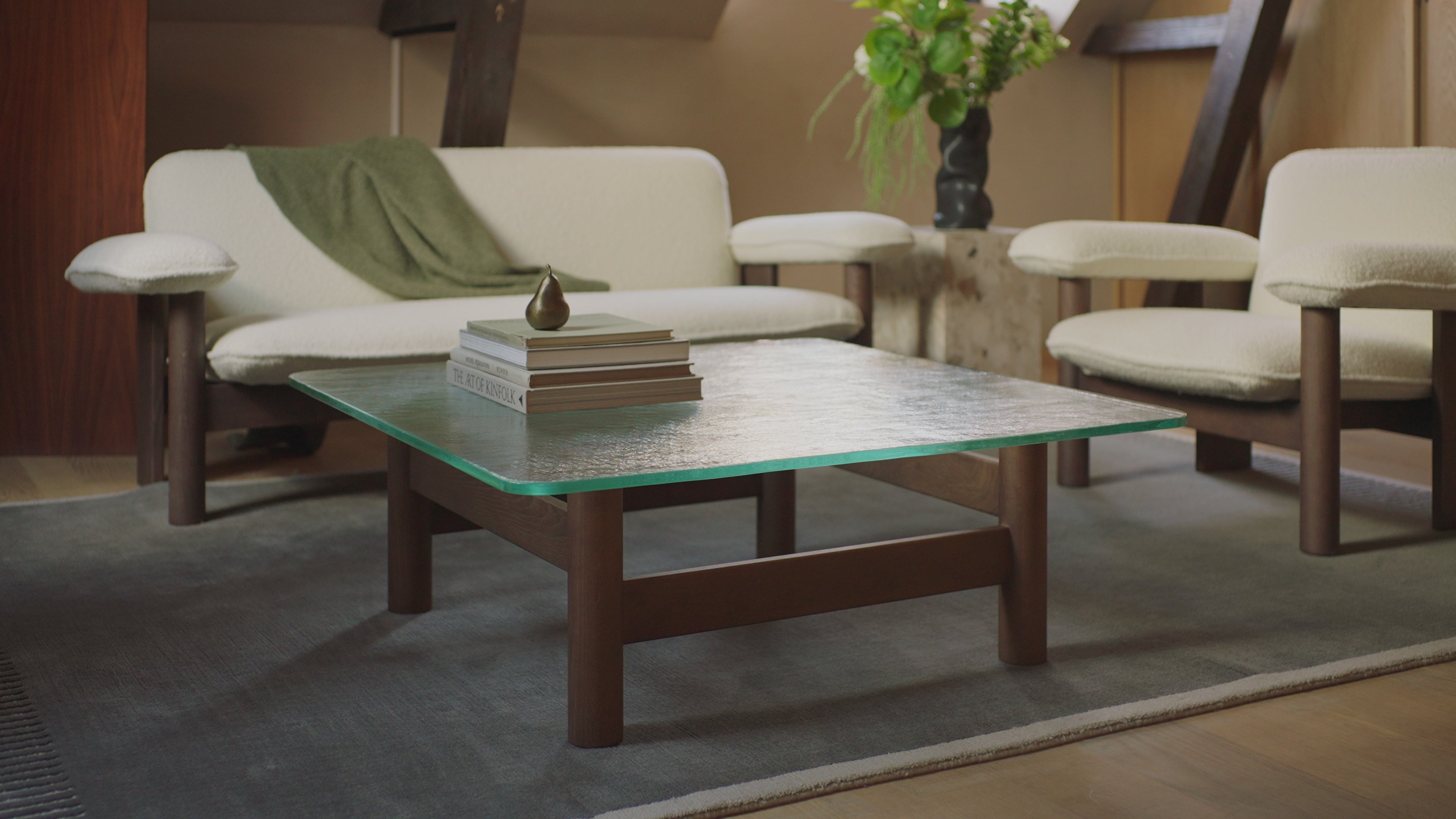 Couchtisch BRASILIA mit Glasplatte und Nussbaumfuß
