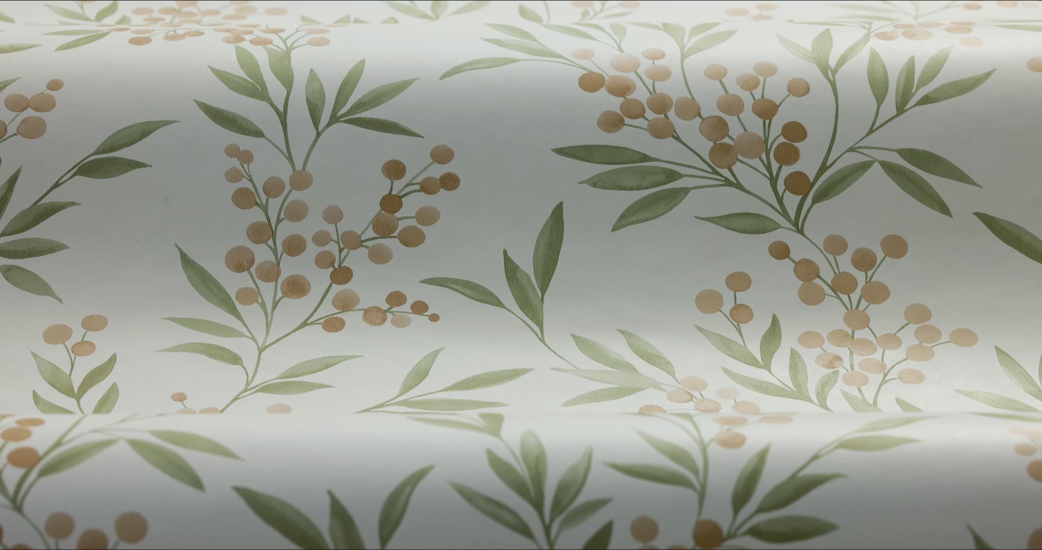 Tapete mit pflanzlichem Motiv von FOREST BERRIES in Beige mit Grün