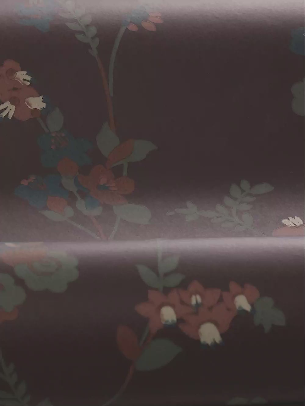 Tapete mit Pflanzenmotiv VERA in dunklem Burgunderrot mit Grün