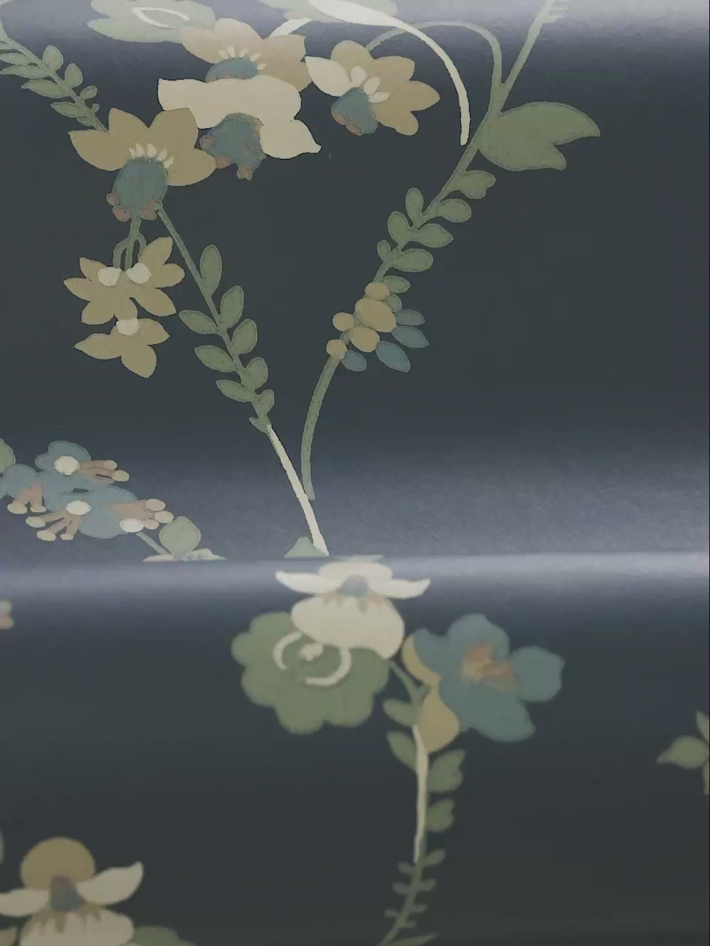 Tapete mit pflanzlichem Blumenmotiv VERA in Marineblau mit Grün