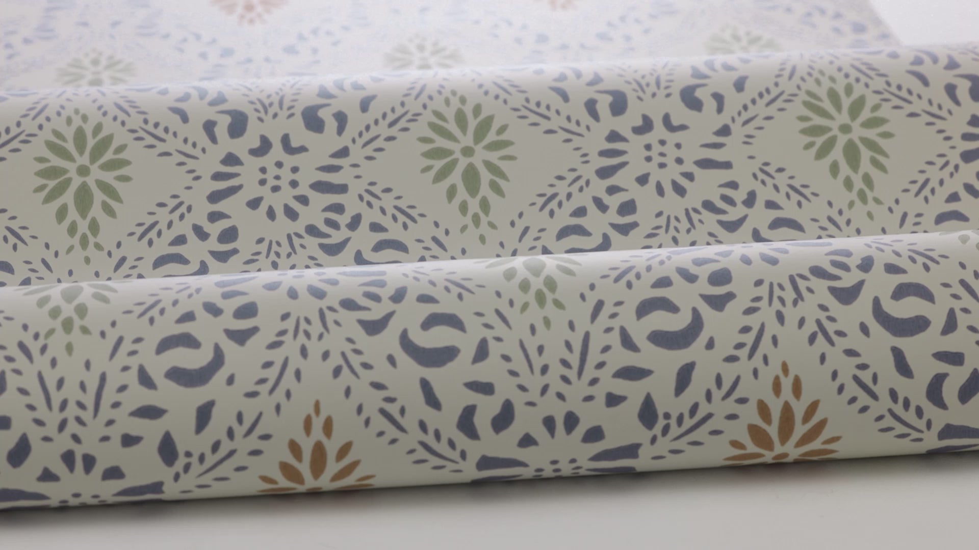 Vlies-Tapete mit geometrischem Muster KVARNHOLMEN blau mit sandfarbenem Hintergrund