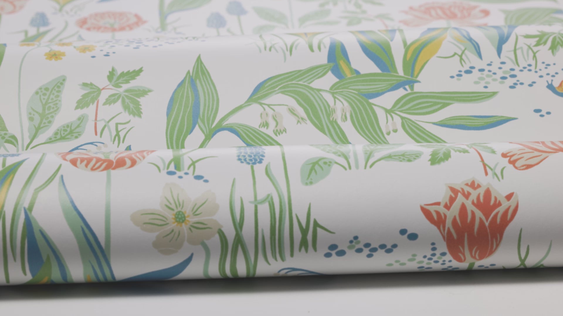 Spring Garden Floral Pattern Wallpaper in White and Green