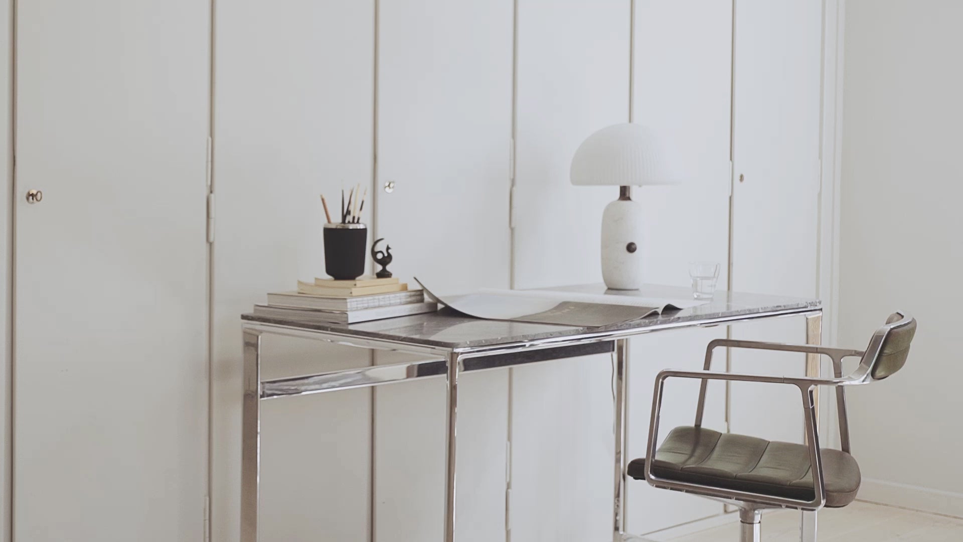 Schreibtisch STUDIO mit marmorierter Platte