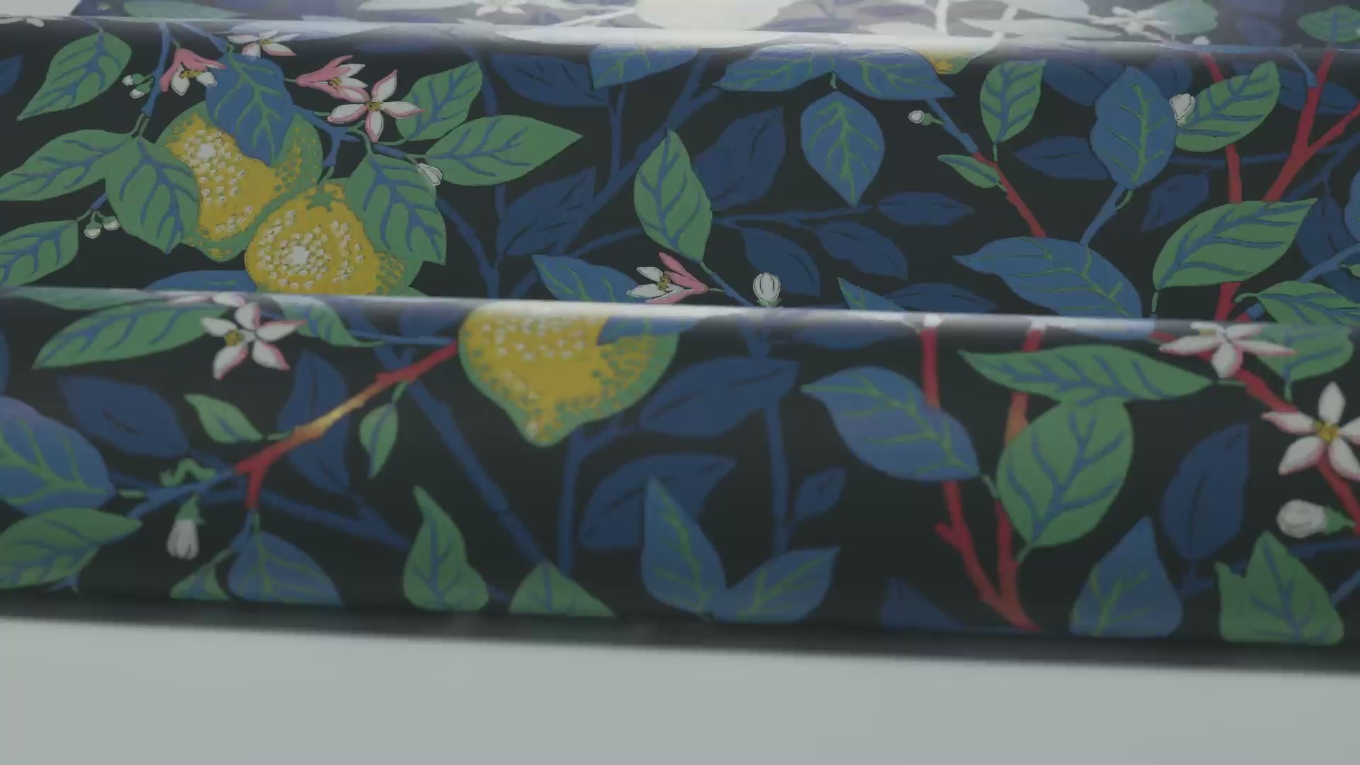 Vlies-Tapete mit pflanzlichem Muster CITRONTRÄD blau mit gelb