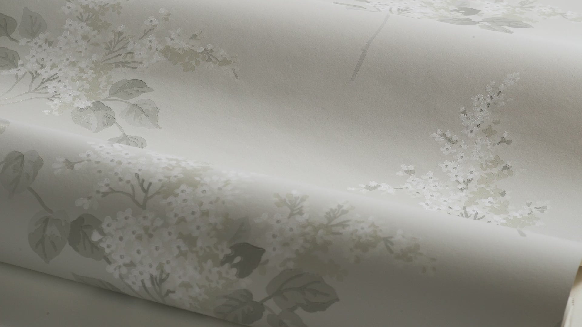 Tapete mit floralem Lilienmuster in Grau und Weiß