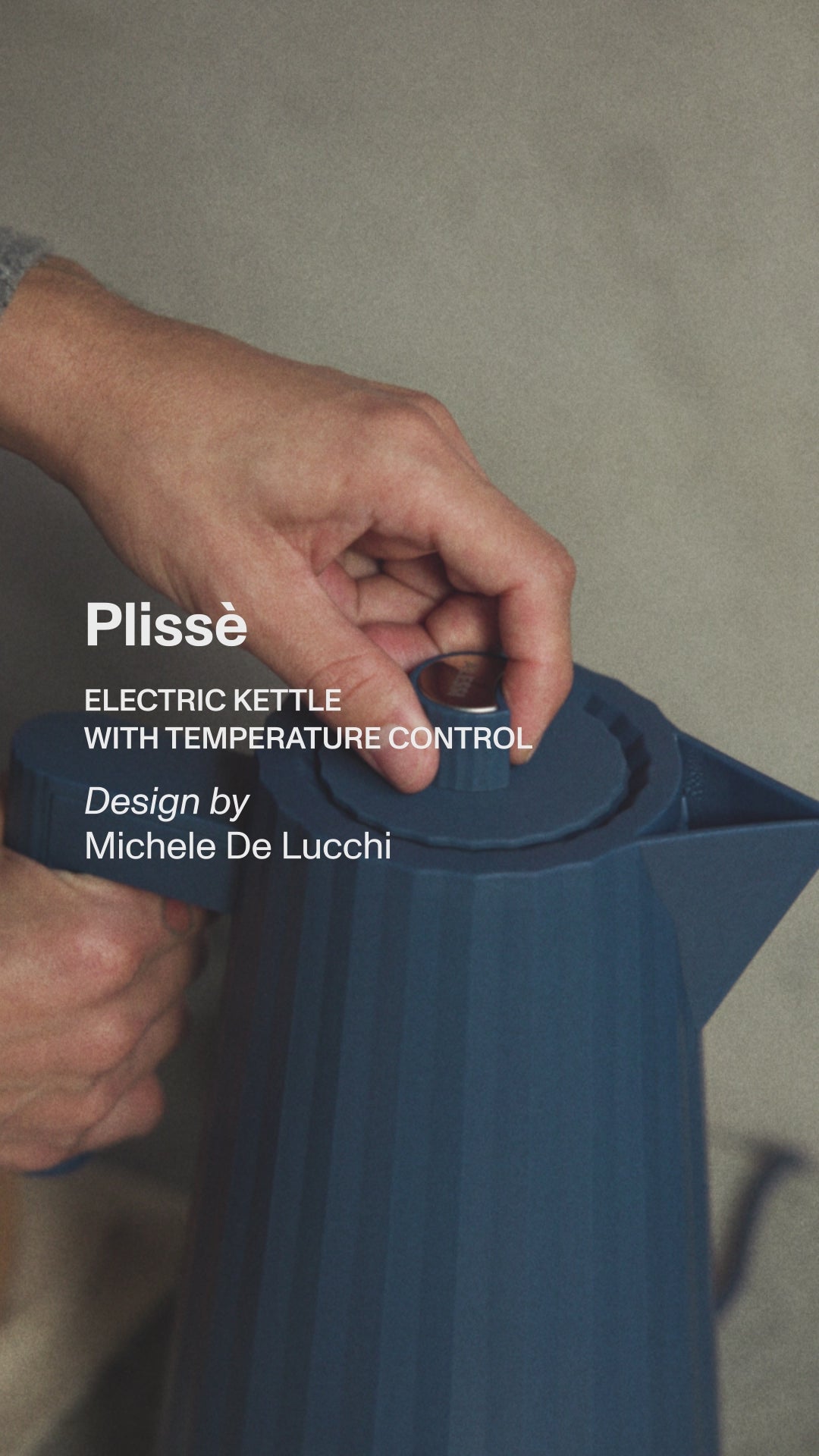 Electric kettle with temperature control PLISSÉ blue