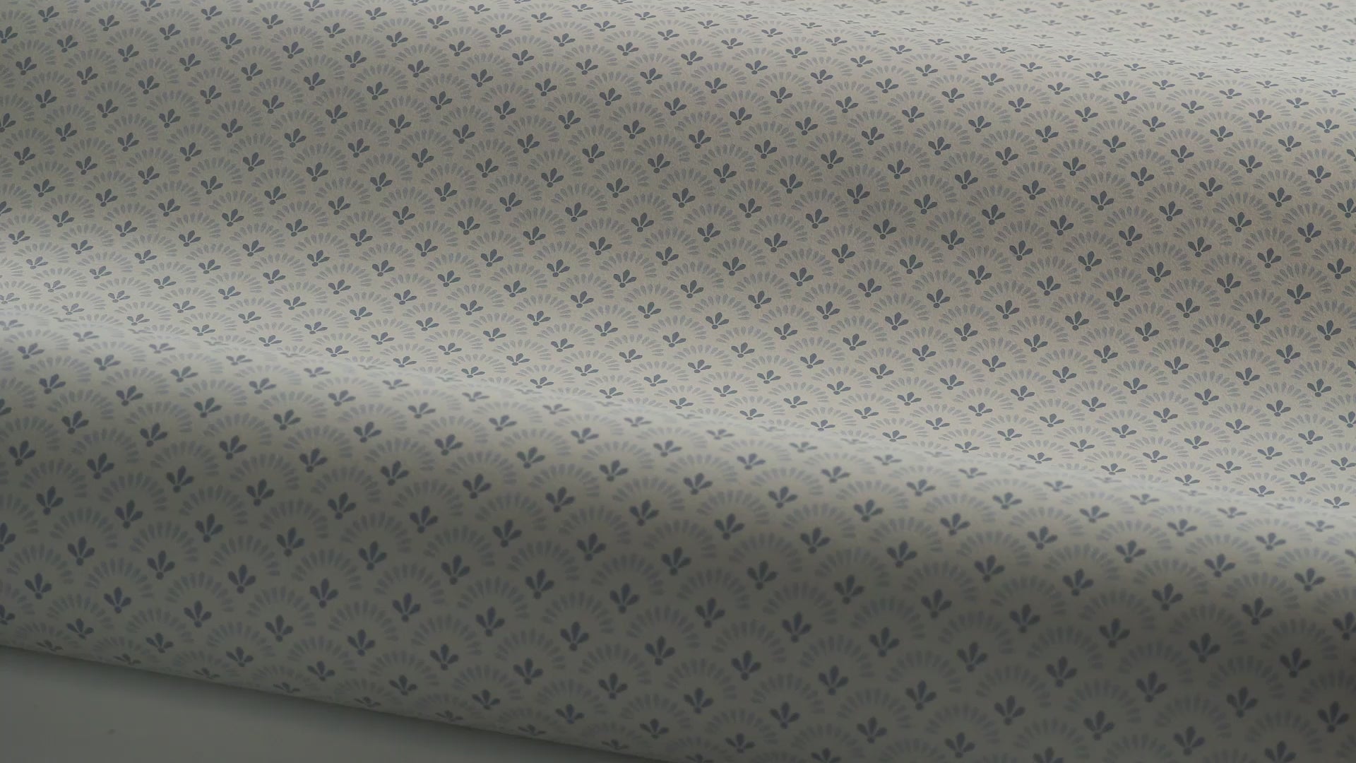 Geometrische Tapete mit Blumenmotiv DAISY grau