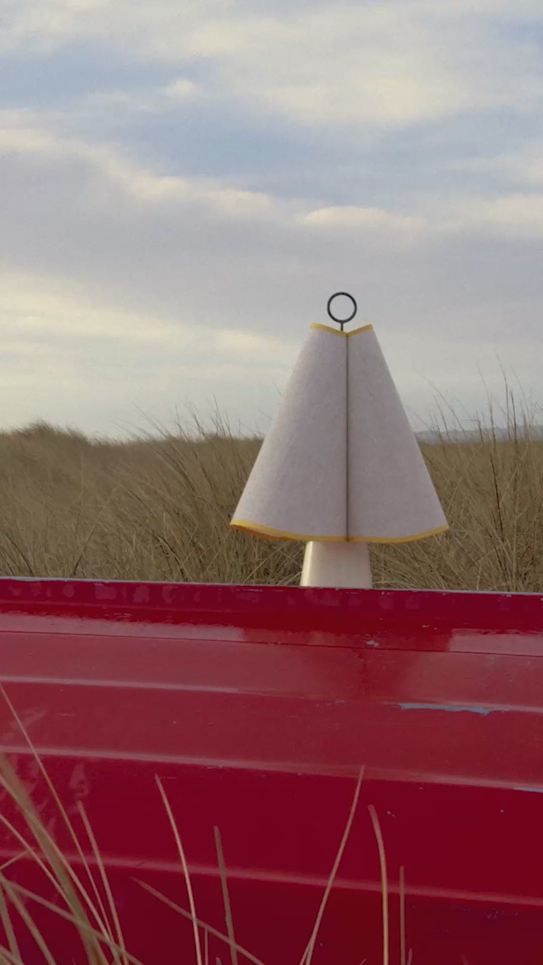 Tragbare Lampe HORNBÆK in Weiß mit gelben Akzenten