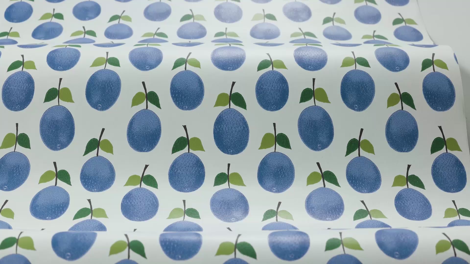 Tapete mit pflanzlichem Motiv von PRUNUS in Weiß mit Blau