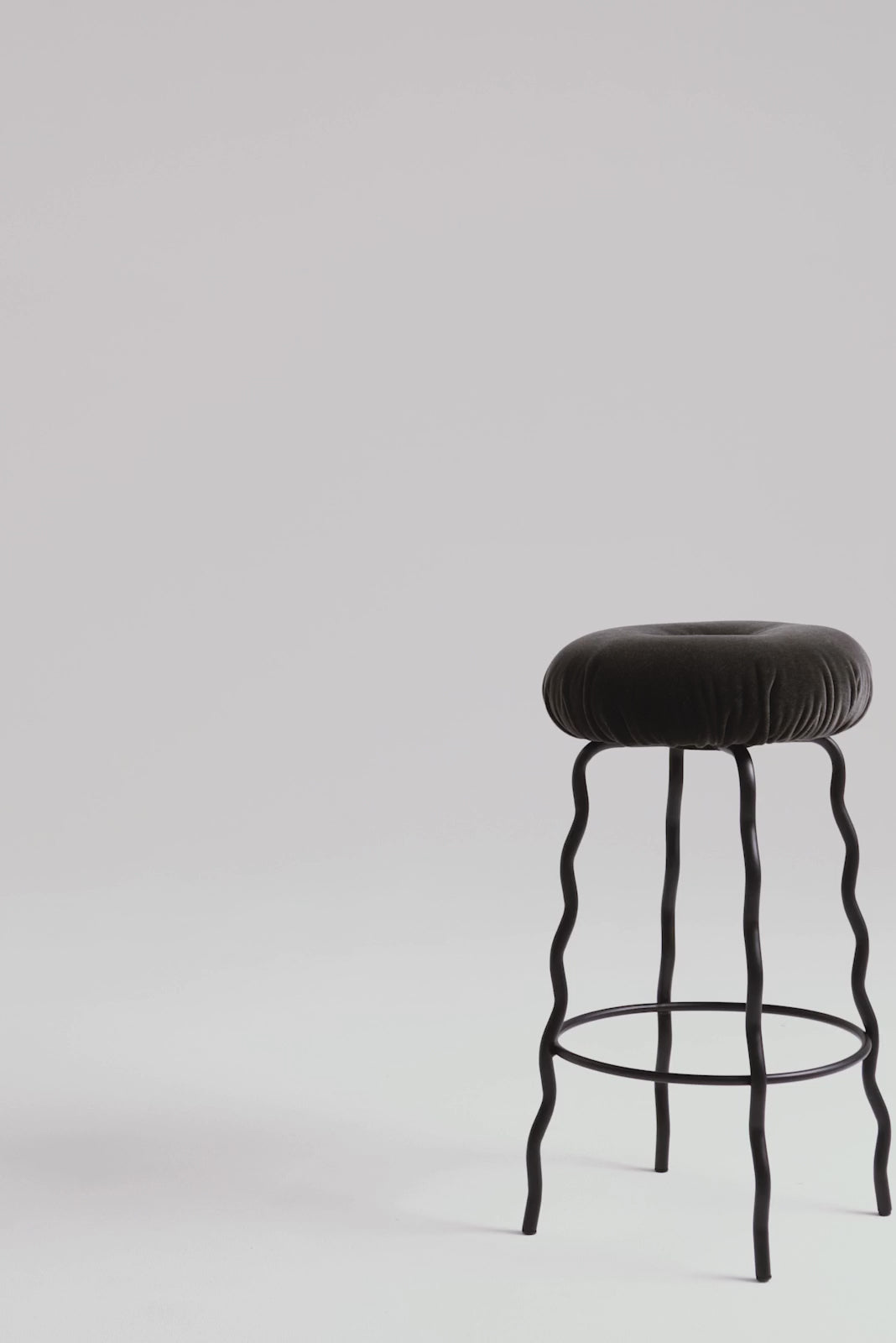 Polsterbarer Hocker WAVE mit Metallbasis