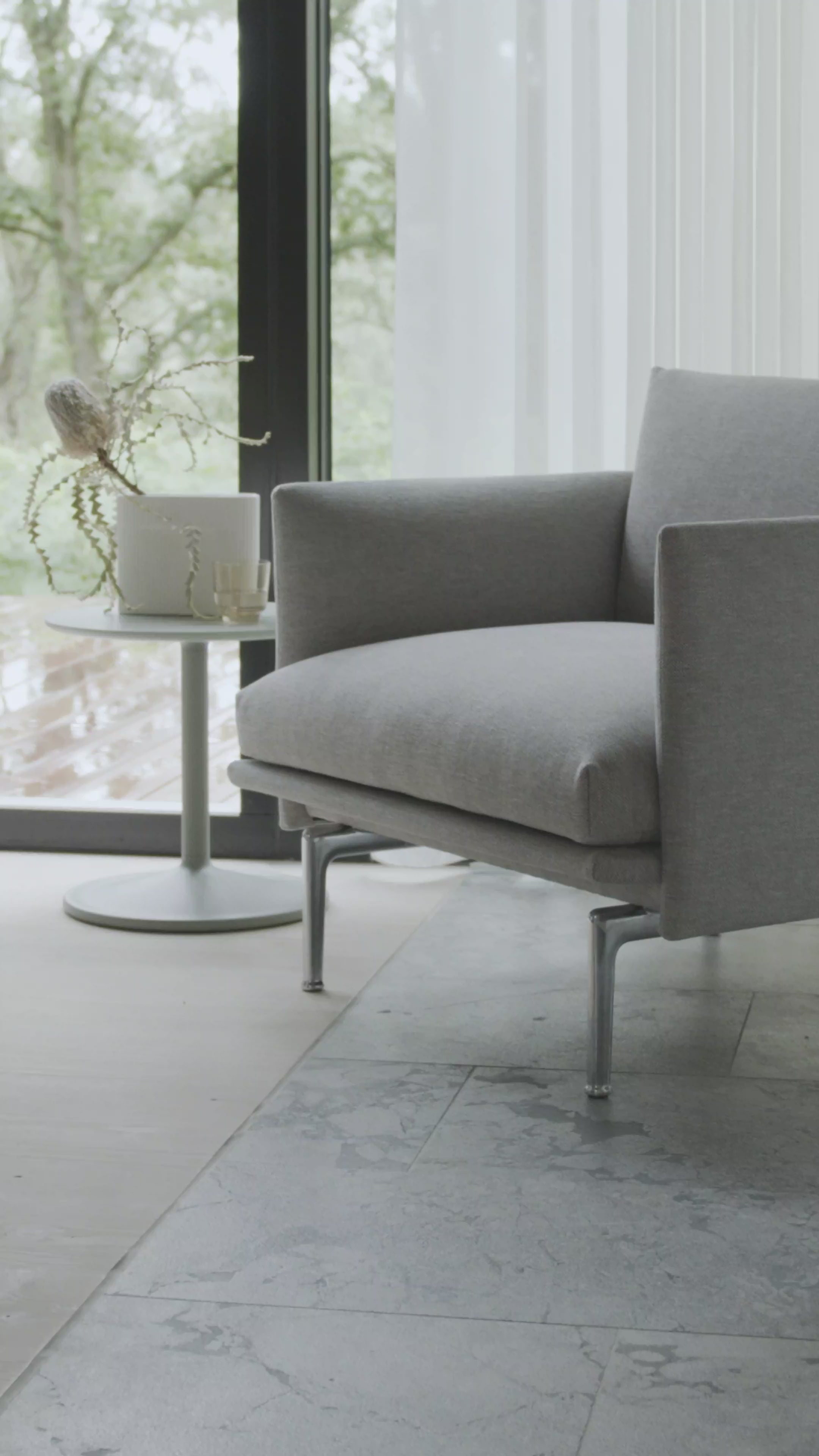 OUTLINE Armchair - Customizable