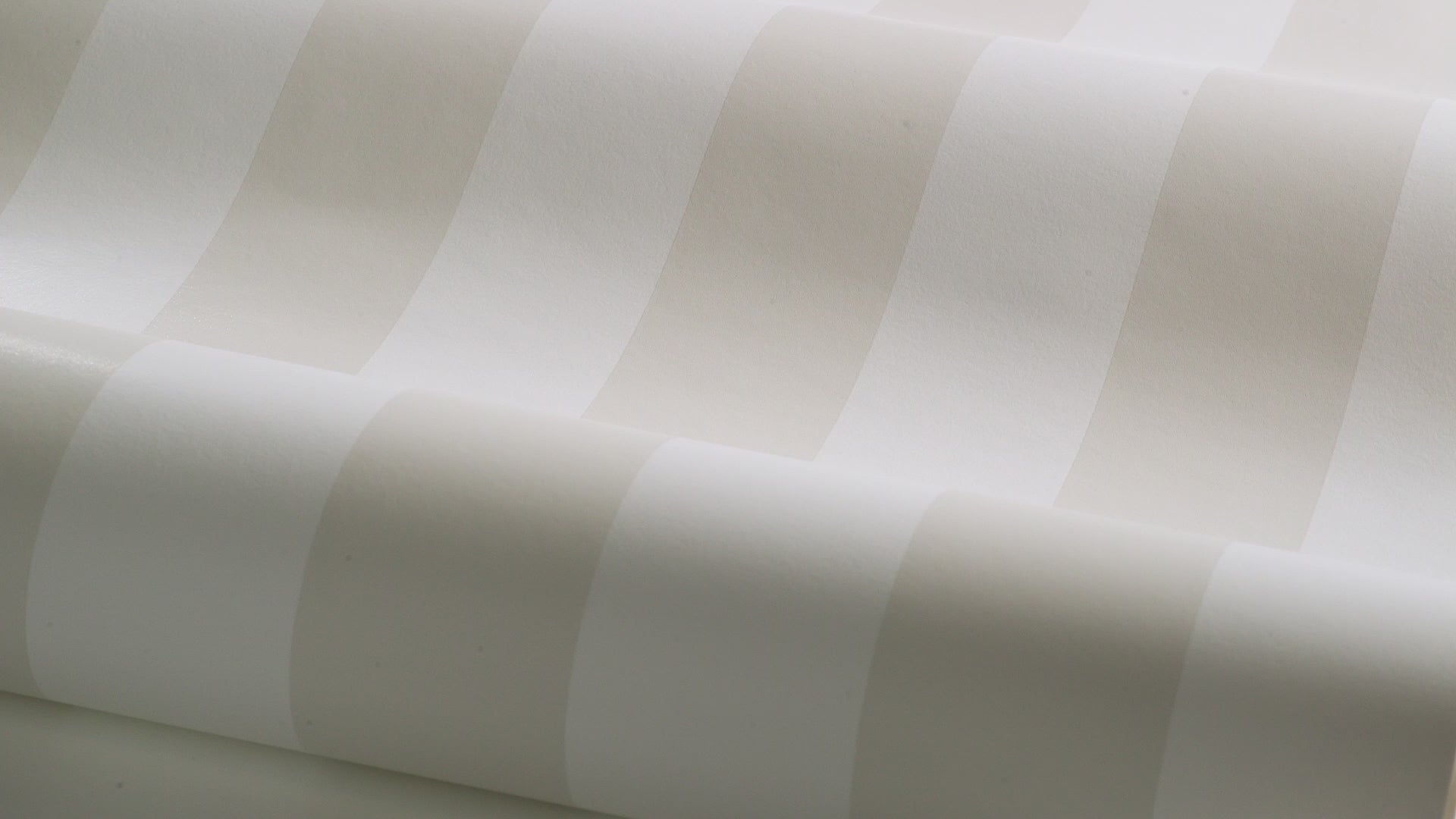 Vlies-Tapete mit Streifen FALSTERBO STRIPE weiß mit beige