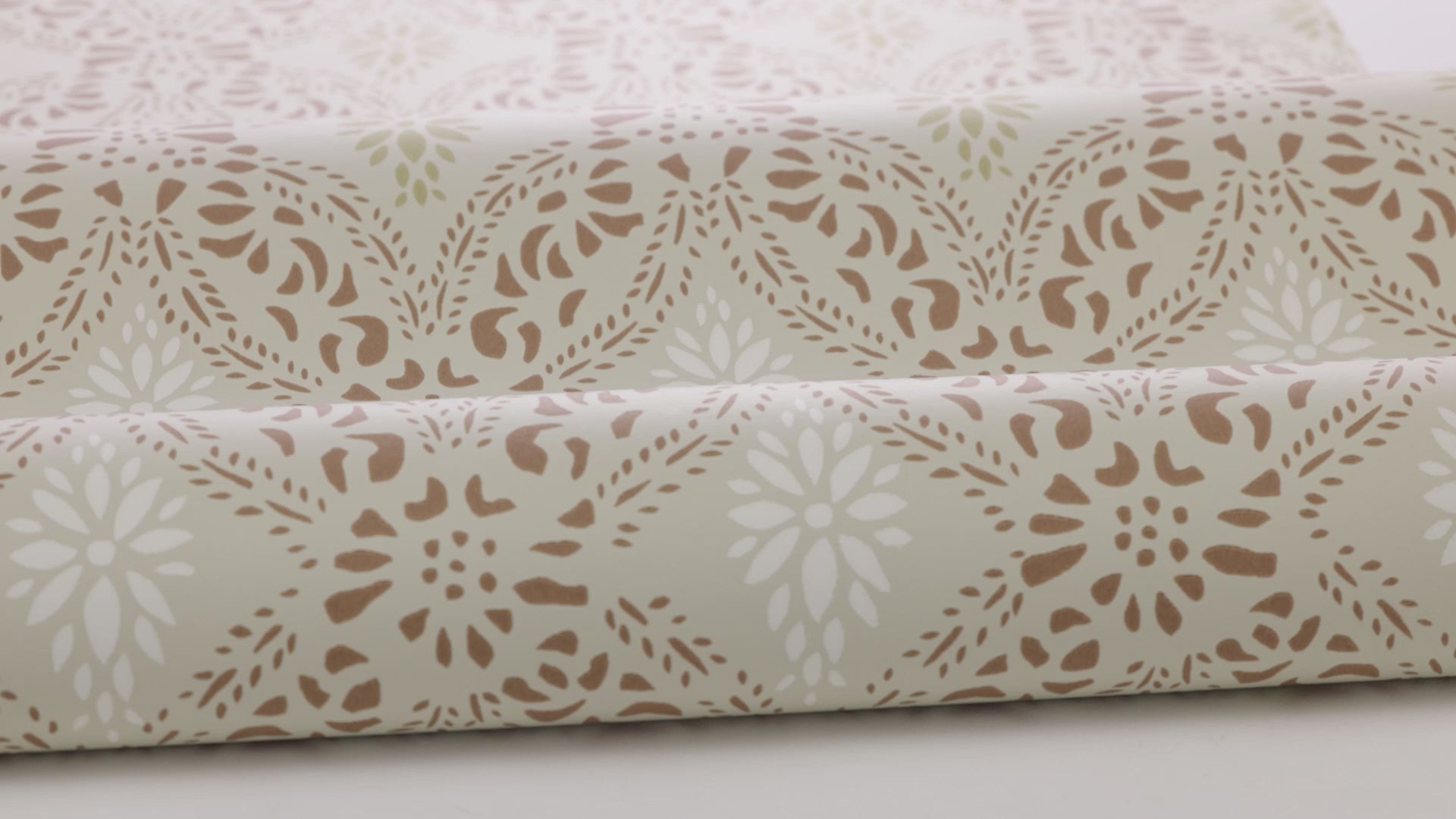 Vlies-Tapete mit geometrischem Muster KVARNHOLMEN beige mit Terrakotta