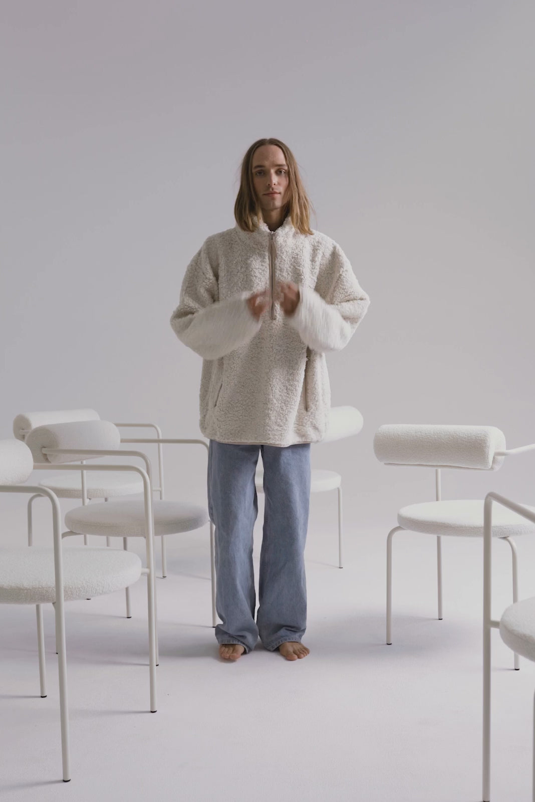 SAGE Polsterstuhl mit Armlehnen und Metallbasis