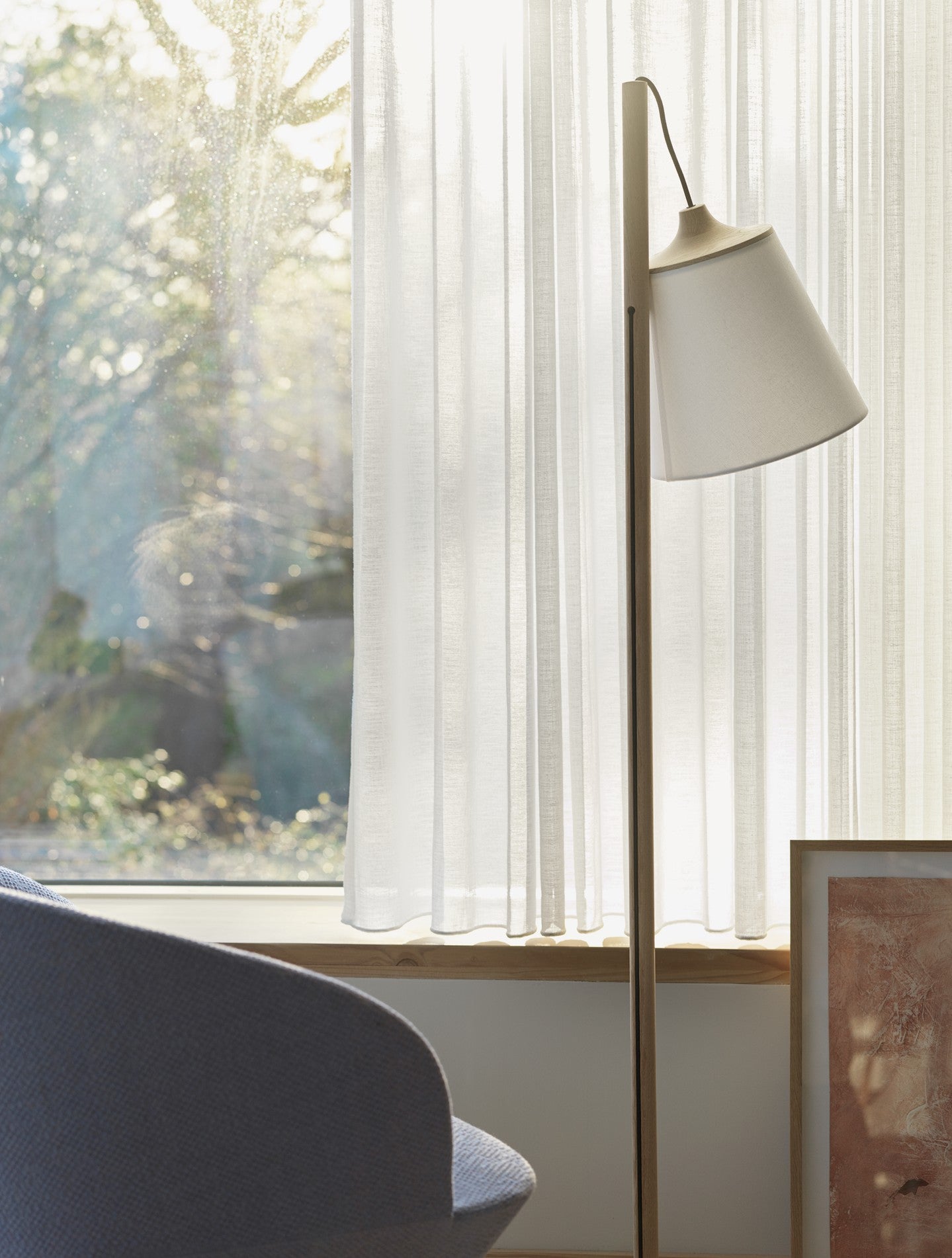 PULL white floor lamp with oak base