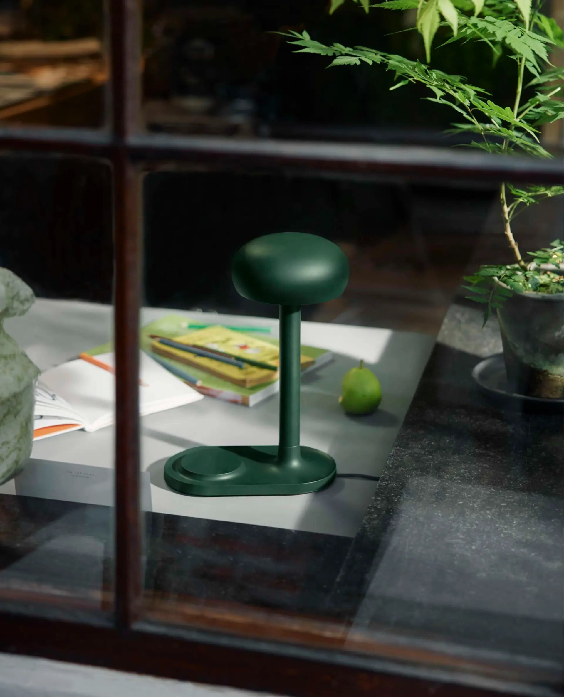 Tischlampe mit kabellosem Ladegerät EMENDO grün