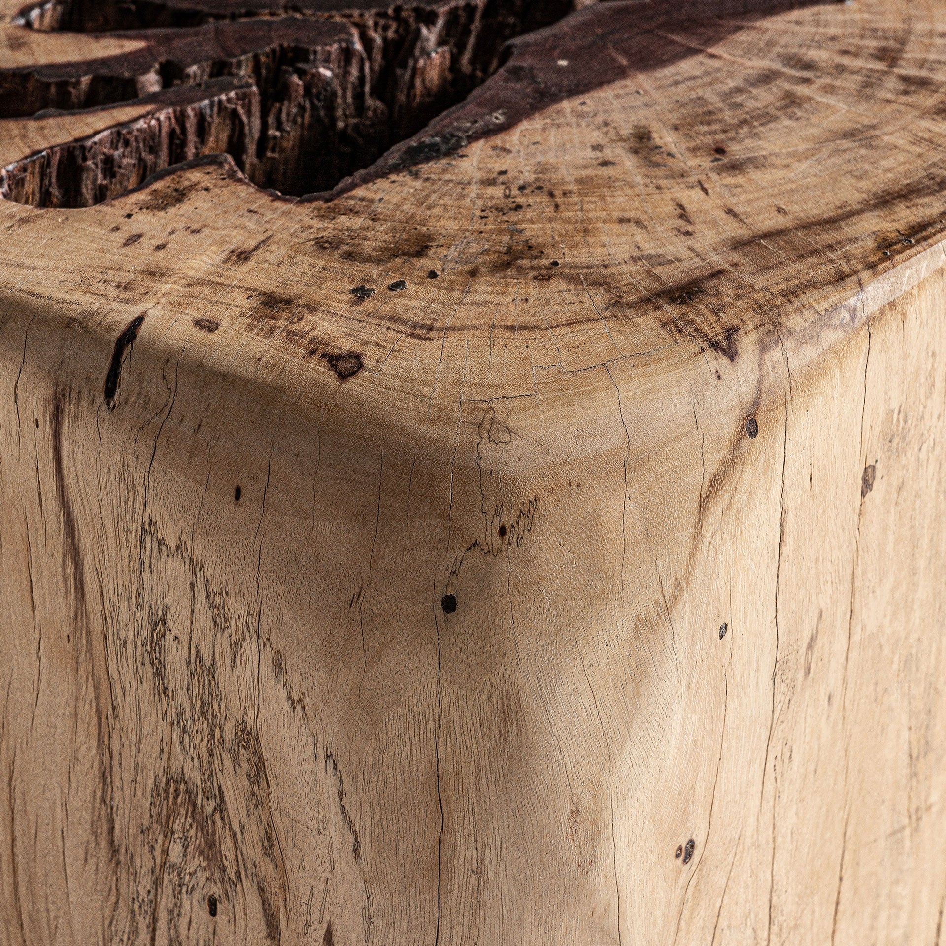 Quadratischer Beistelltisch DHARM aus Tamarindenholz