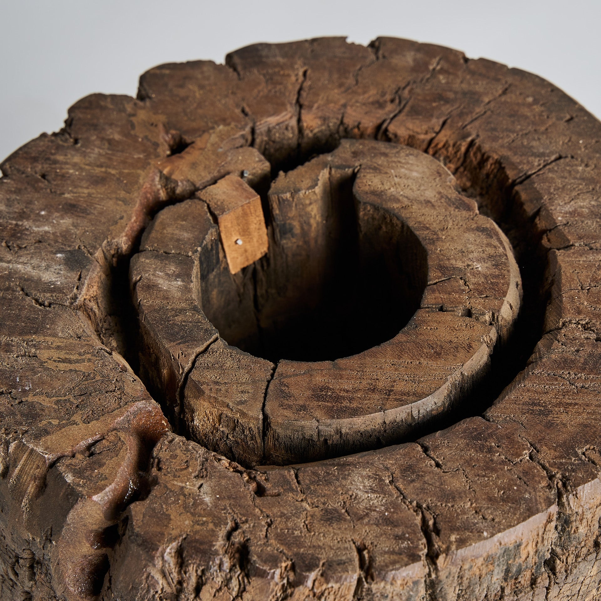 Beistelltisch KRAJ aus patiniertem Mangoholz