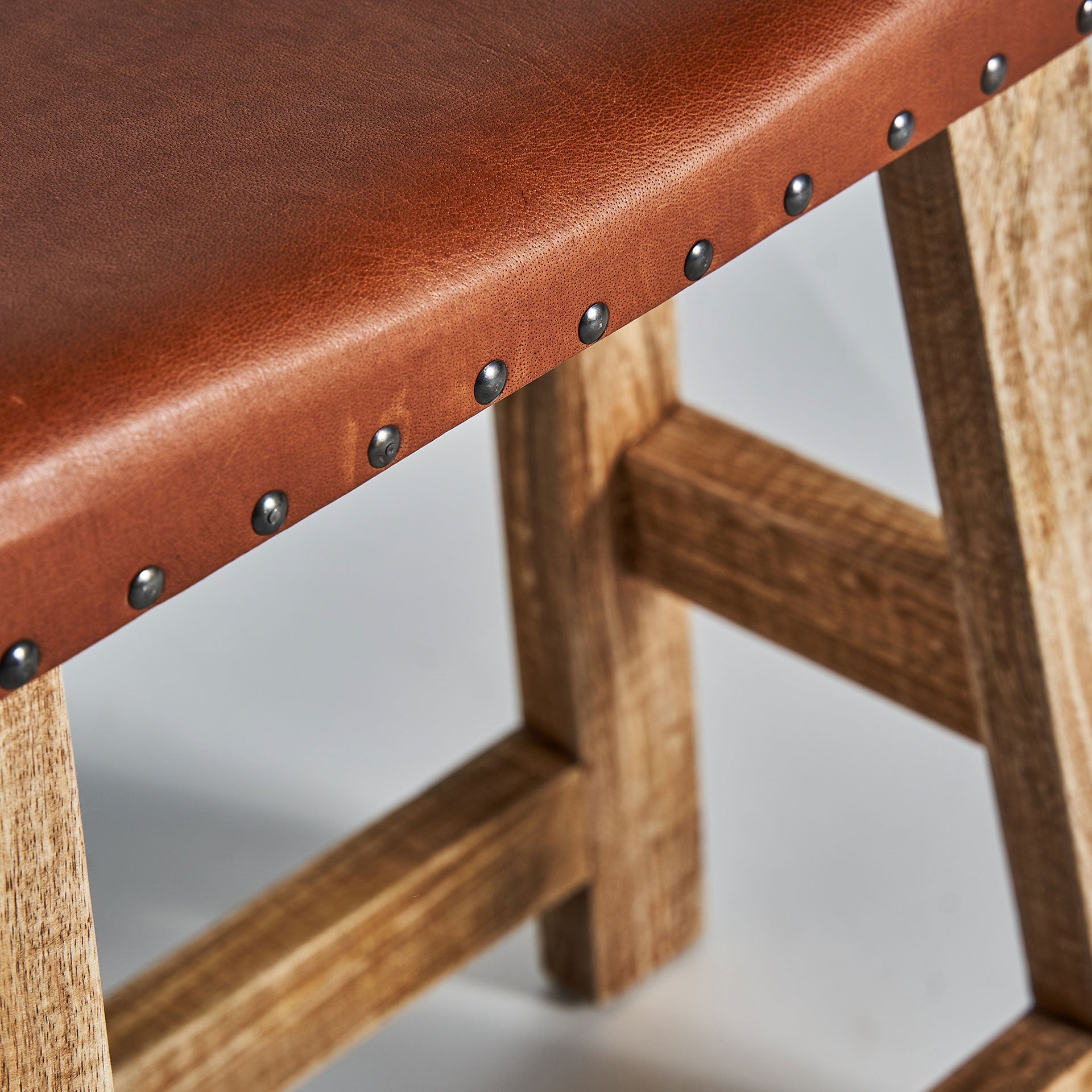 Hocker VAYOR aus Mangoholz mit Lederbezug