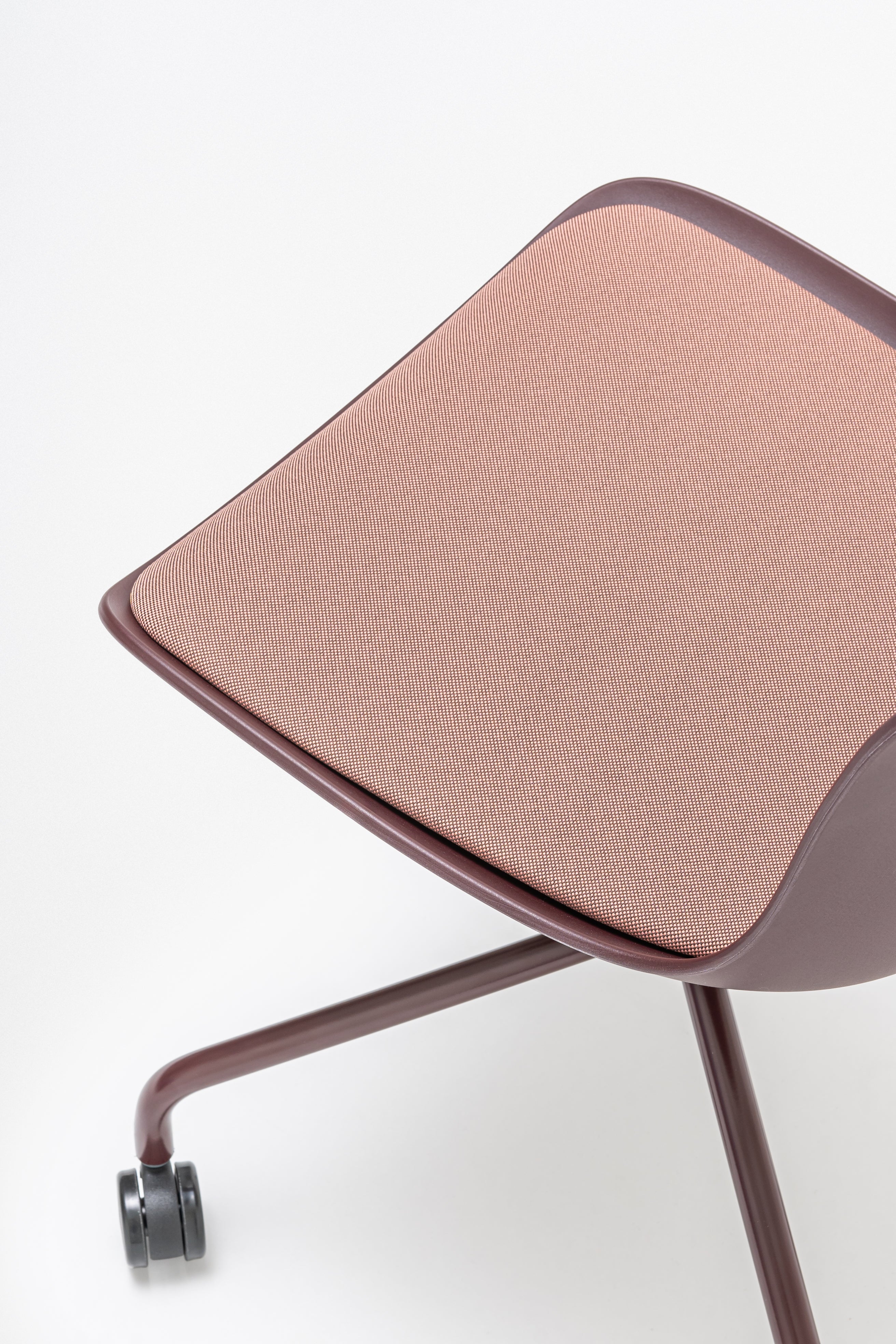 Swivel chair Baltic 2 Remix aluminum base with wheels to a soft surface
