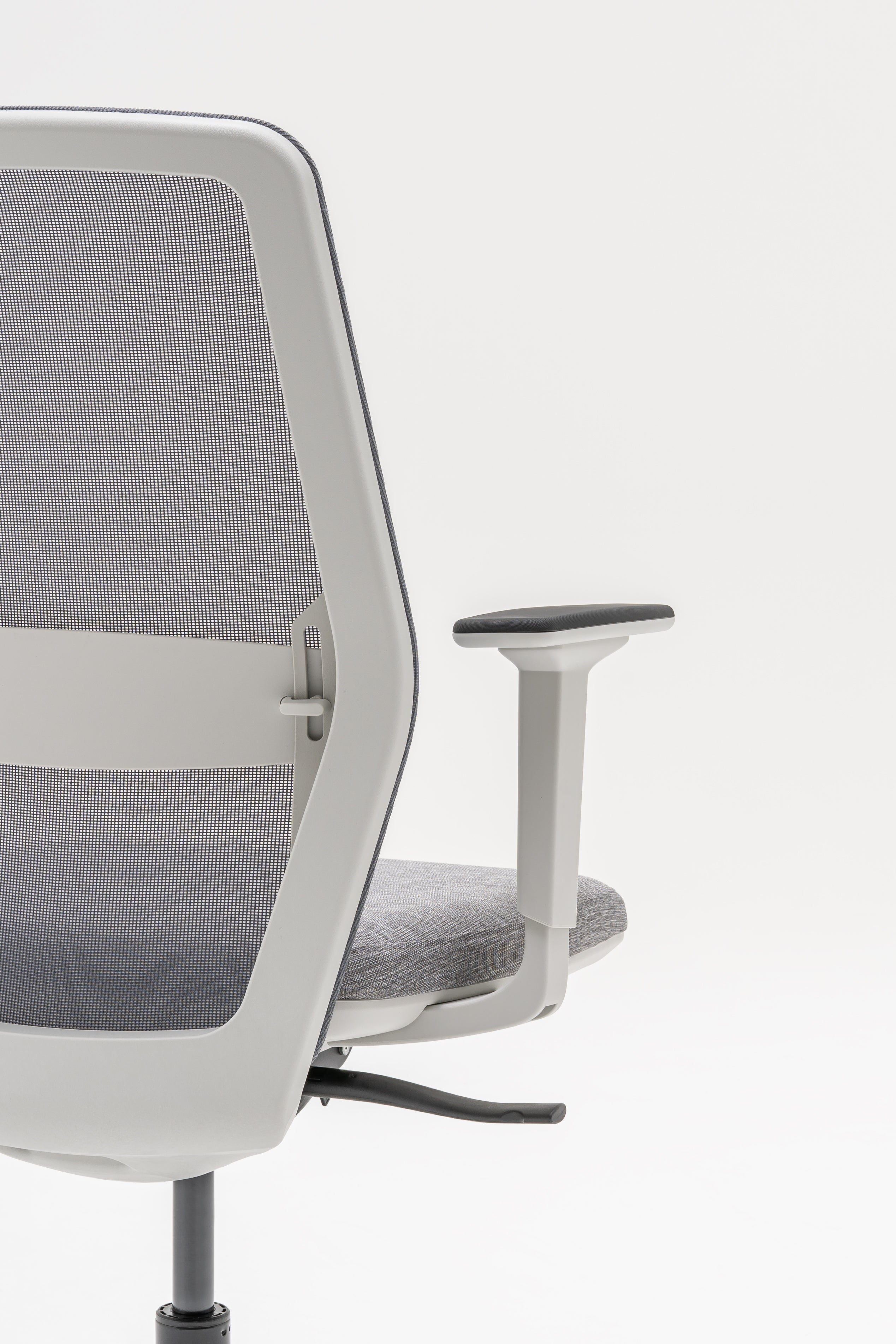 Armchair with an openwork EVO backrest adjustable base with wheels to the hard surface